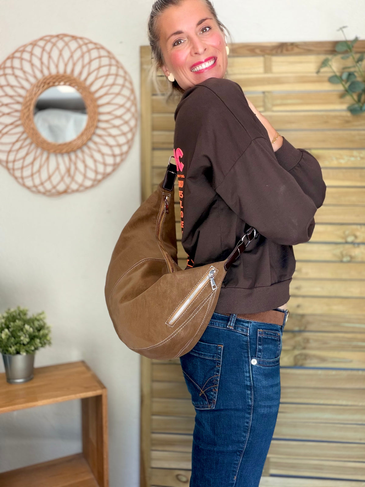 Sac besace XXL en simili cuir brossé - HAROLD Taupe