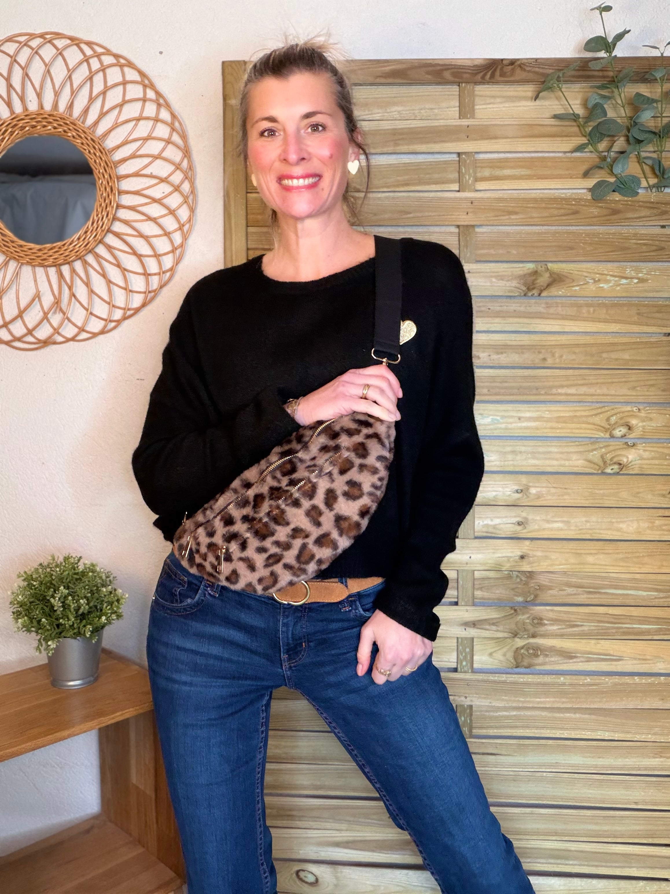 Sac banane L avec poche zippée avant, fourrure Léo Taupe - STACEY 🐆