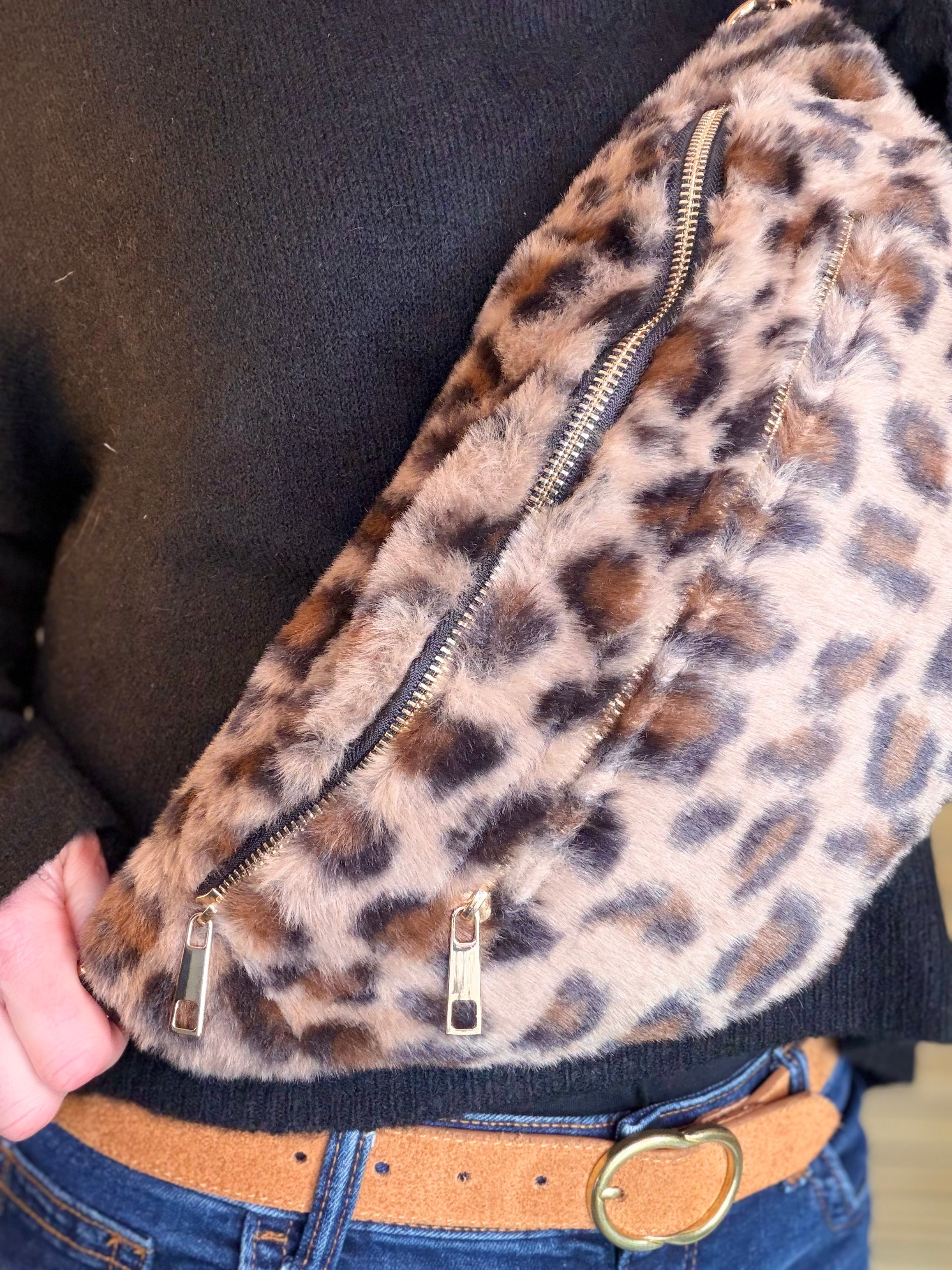 Sac banane L avec poche zippée avant, fourrure Léo Taupe - STACEY 🐆