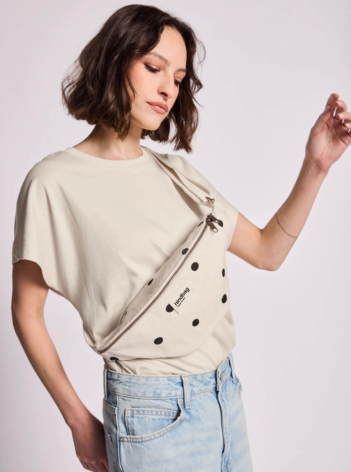 Sac banane HINDBAG Olivia Pois Écru ⚫️