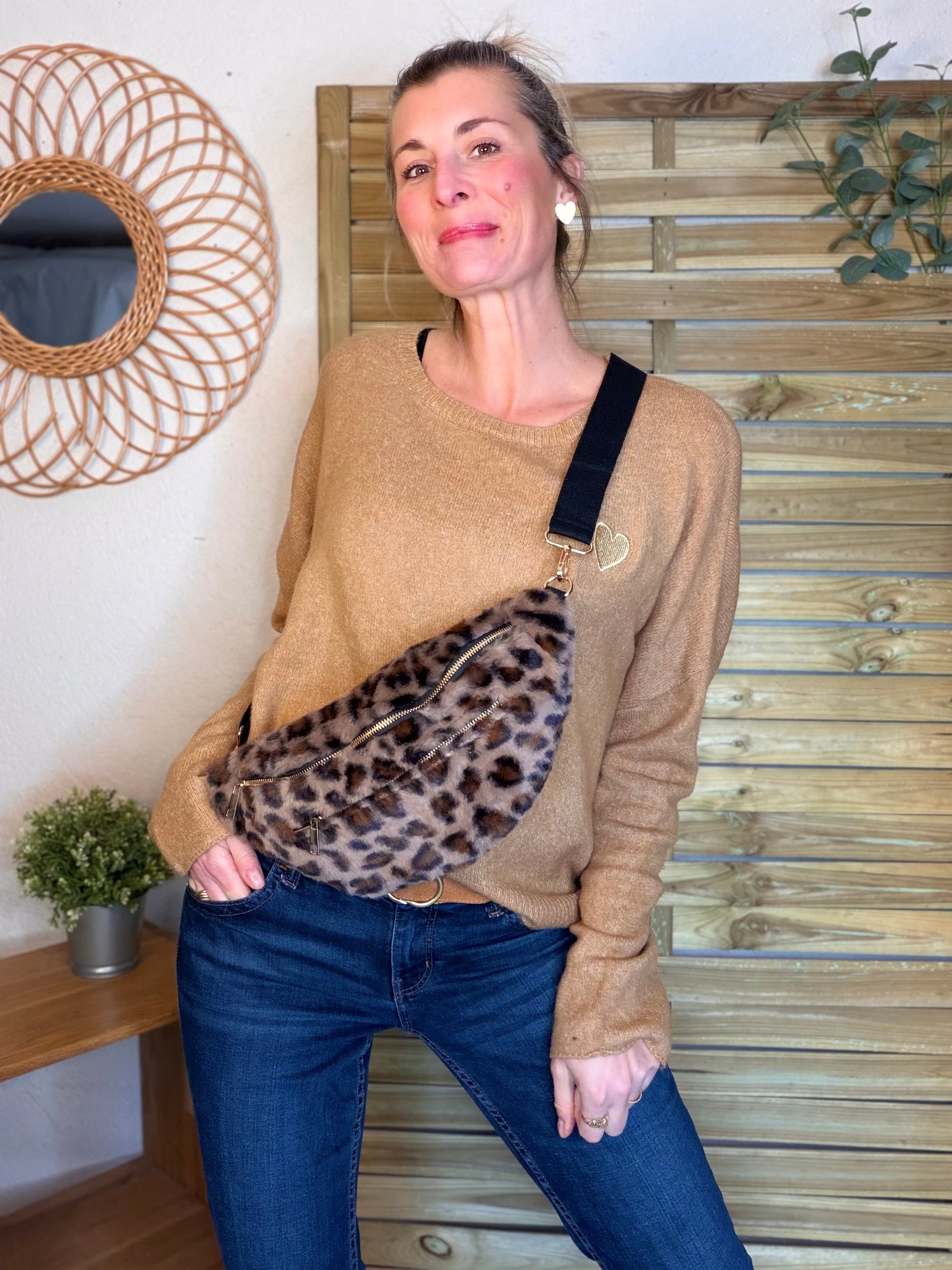 Sac banane L avec poche zippée avant, fourrure Léo Taupe - STACEY 🐆