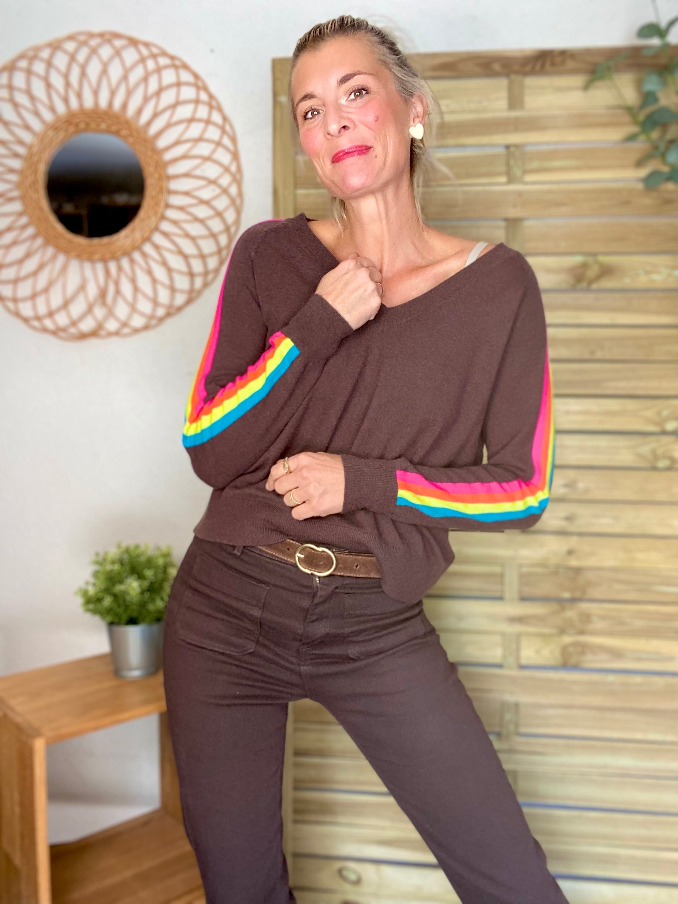 Pull fin avec bandes colorées, col V - RAINBOW 🌈 Chocolat