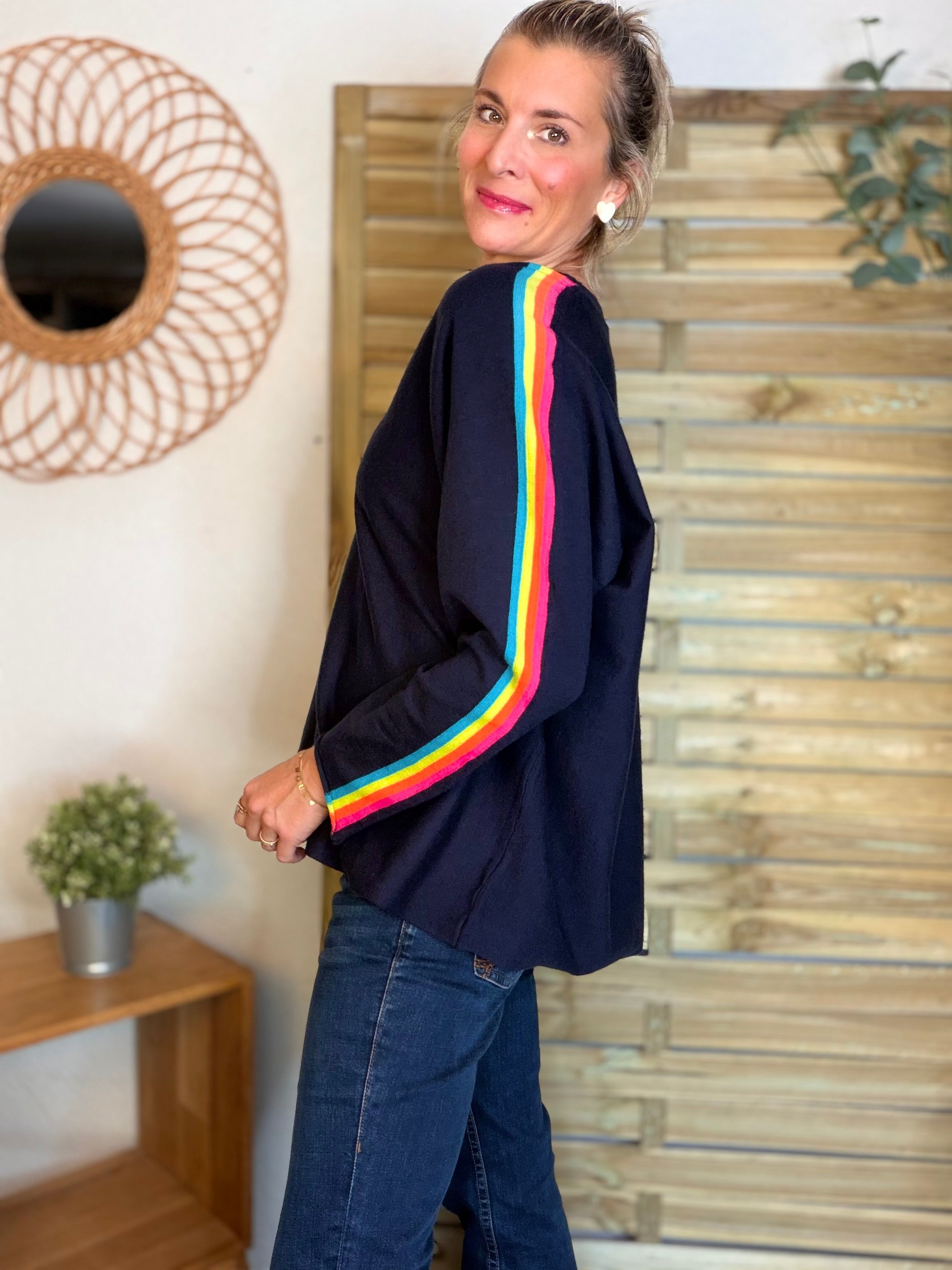 Pull fin avec bandes colorées, col V - RAINBOW OVERSIZE 🌈 Bleu marine
