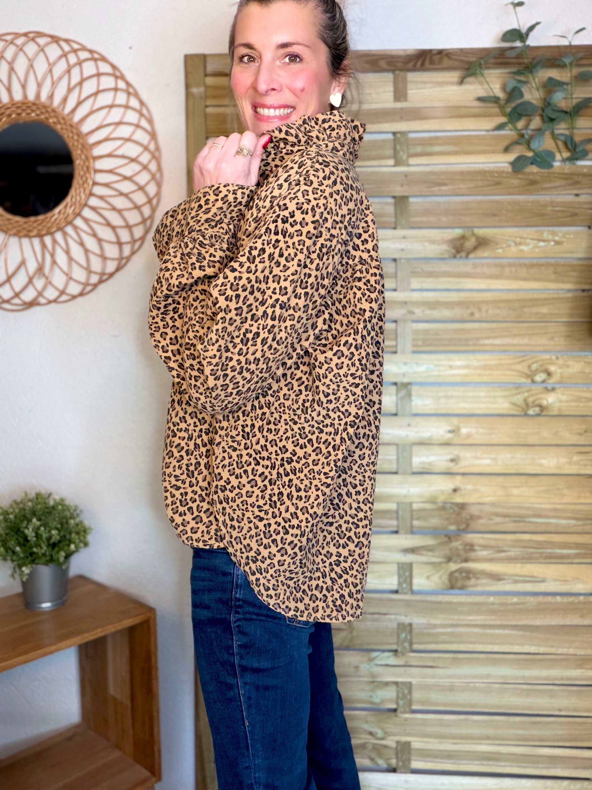 Chemise en velours côtelé fin coton, col volanté FRIDA - Léo camel 🐆