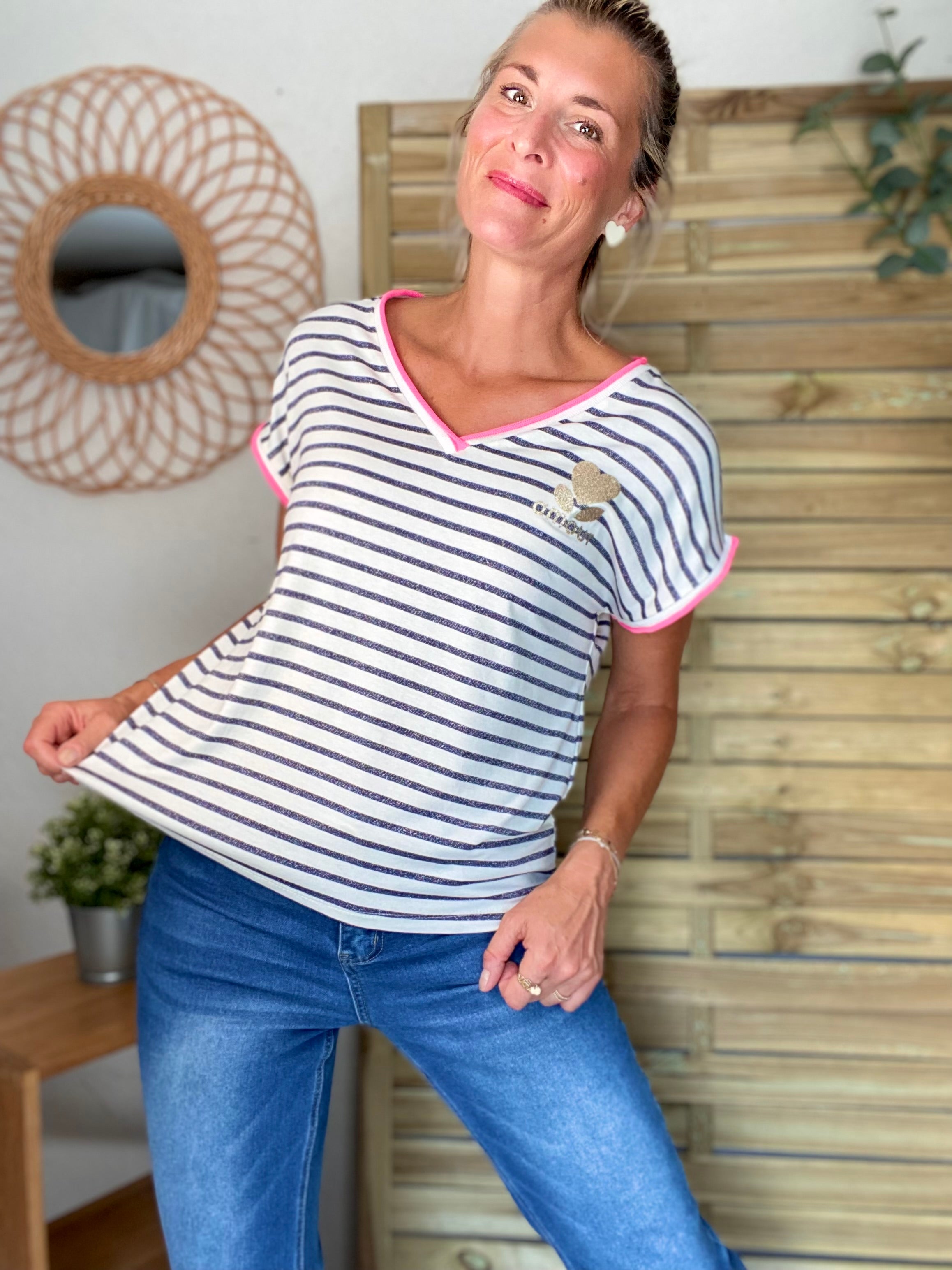 Top rayé col V amour 💛 CLAUDIE - Bleu marine / Rose fluo