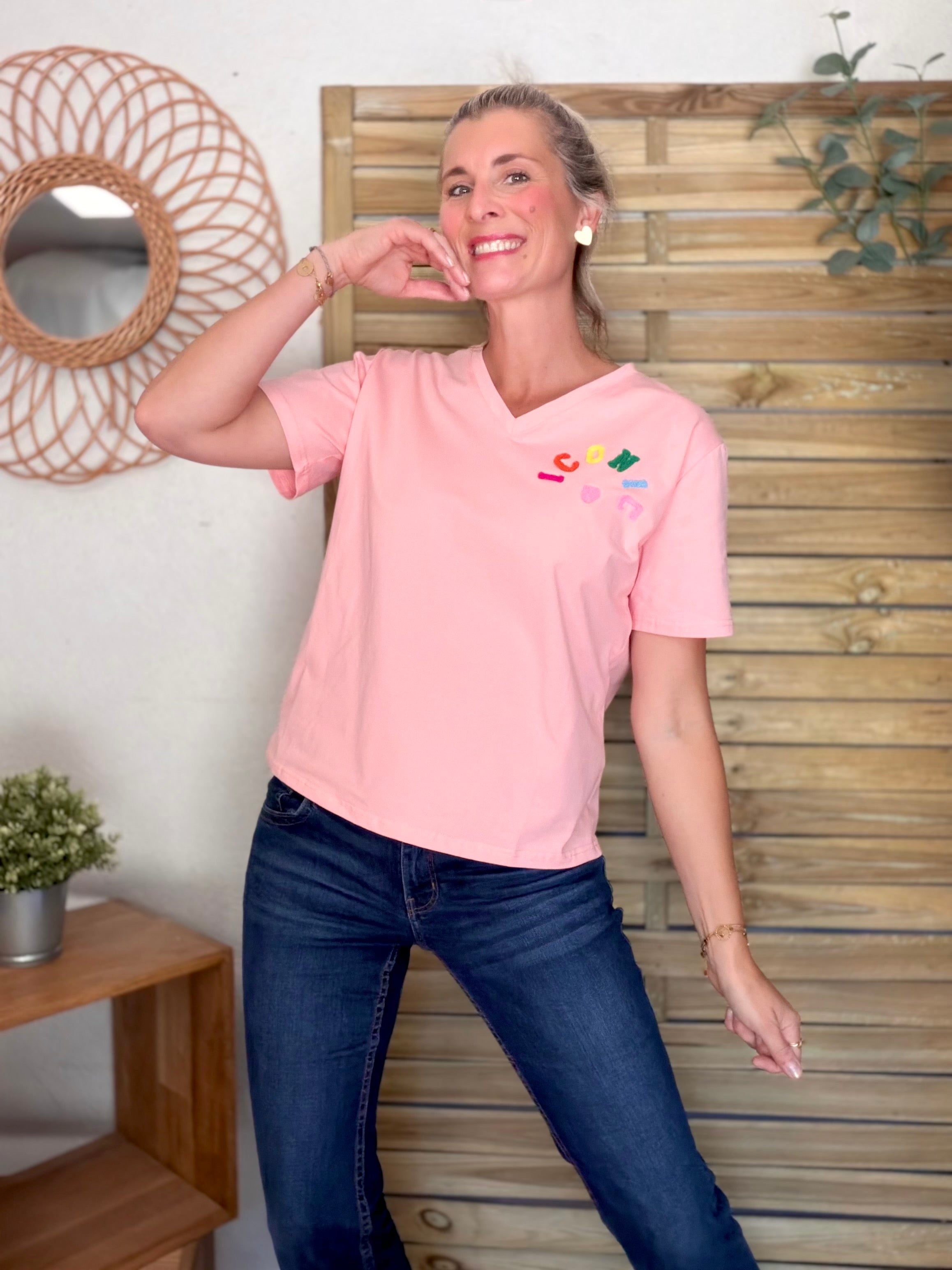 Tee shirt col V ICONIC club multicolore CARO - Rose clair