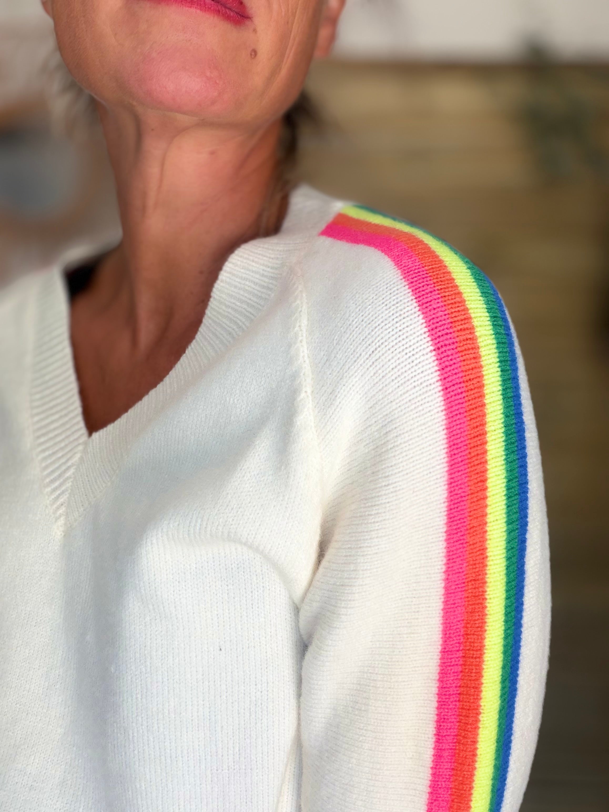 Pull épais avec bandes colorées, col V - RAINBOW 🌈 Écru - Winter 2026