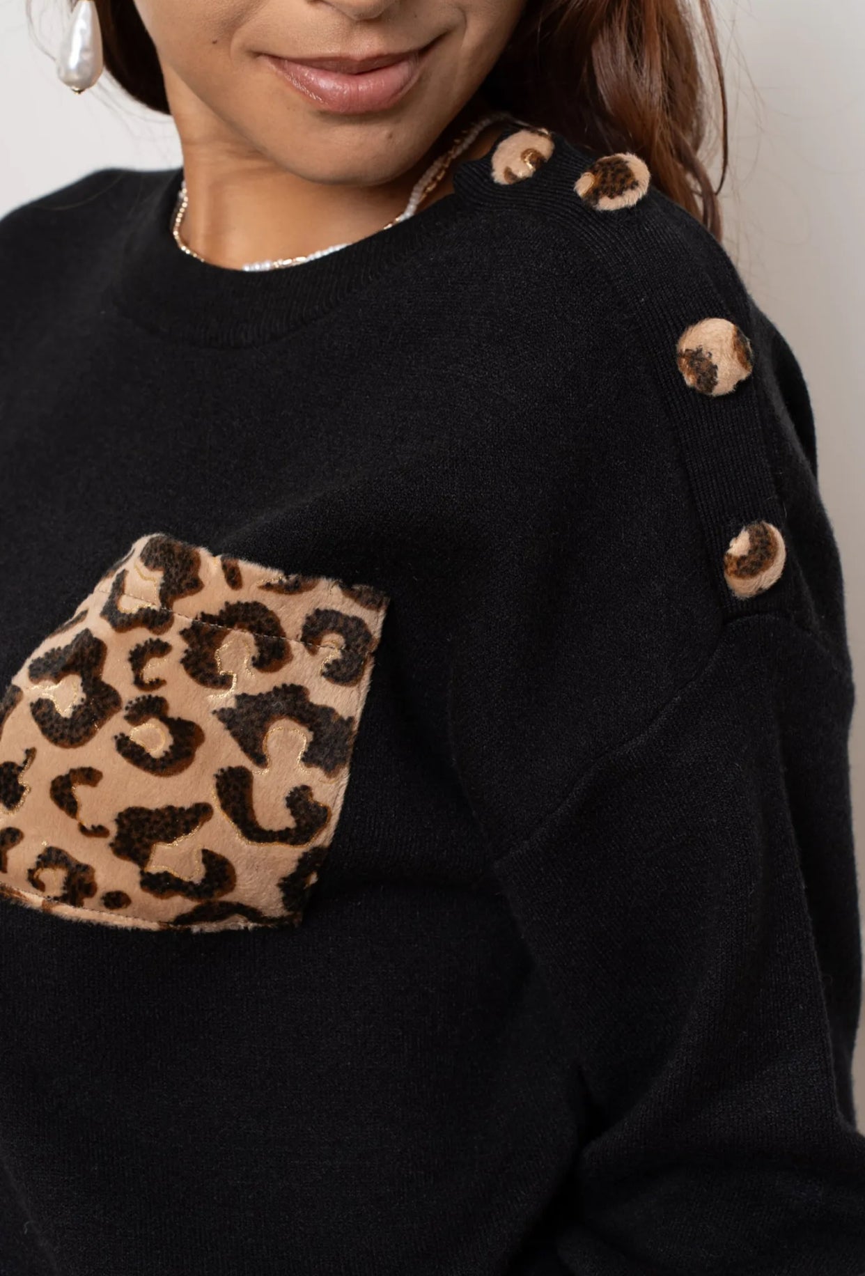 Pull avec poche et boutons Léo 🐆 ISAURE - Noir