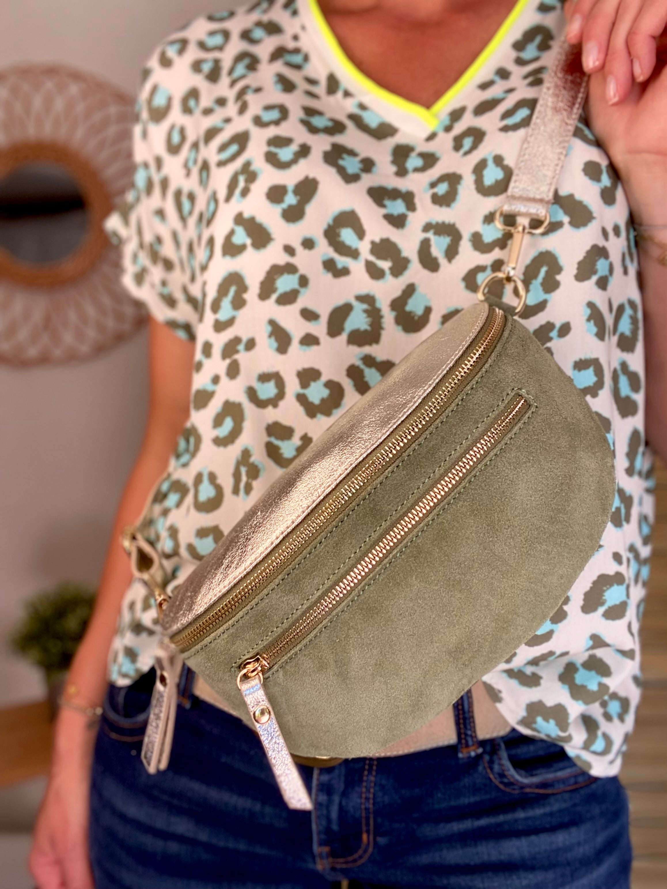 Sac banane en croûte de cuir et irisé + poche avant ALISON - Vert sauge / doré