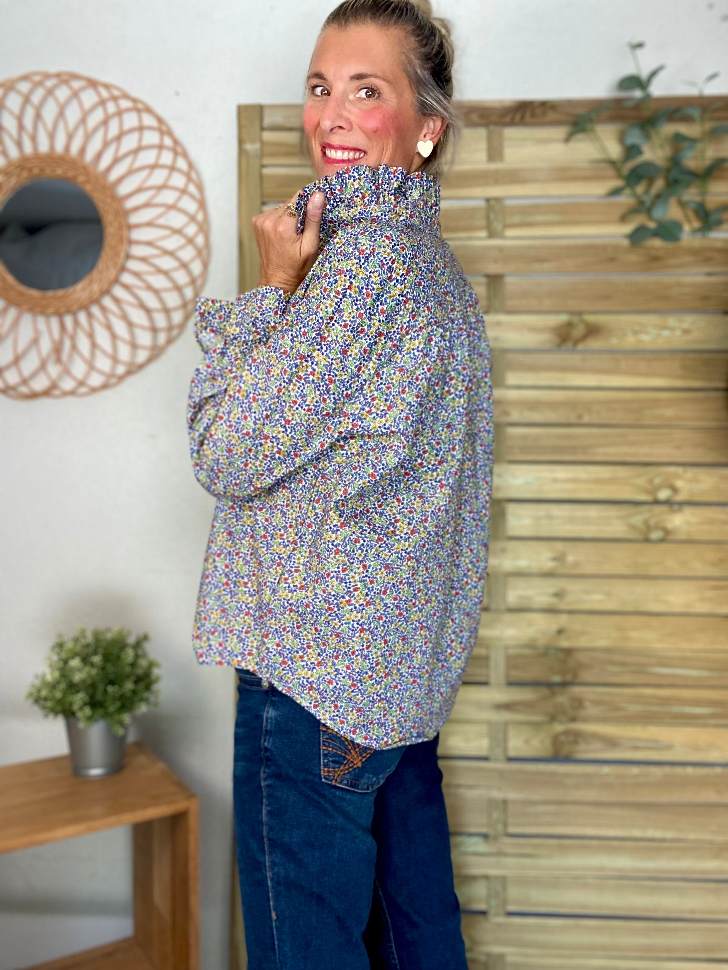 Chemise imprimée Liberty bleu, col victorien volanté CHARLOTTE