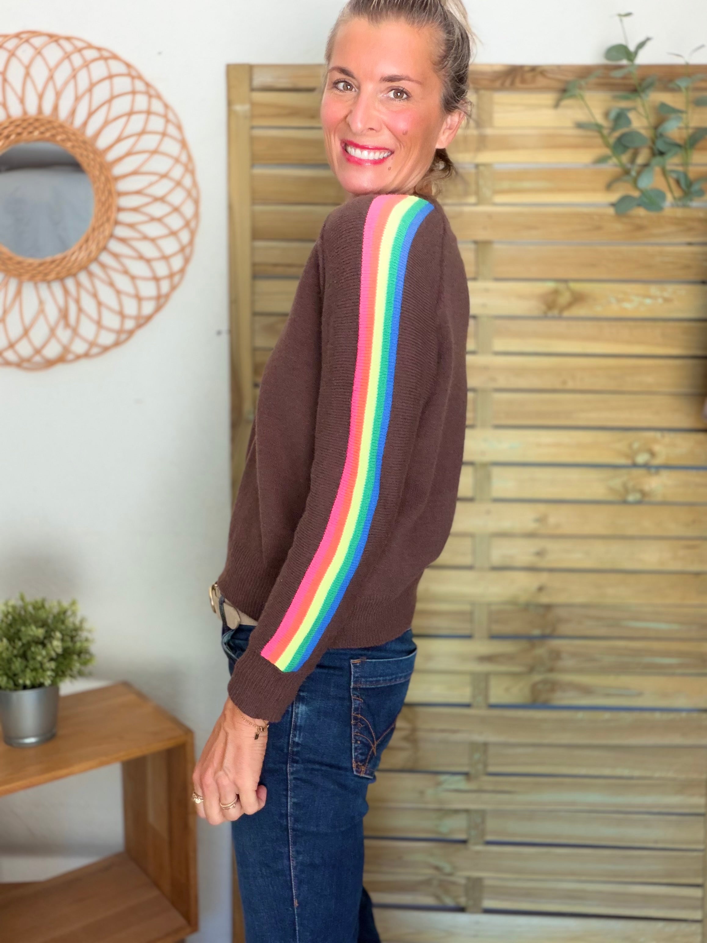 Pull épais avec bandes colorées, col V - RAINBOW 🌈 Chocolat - Winter 2026
