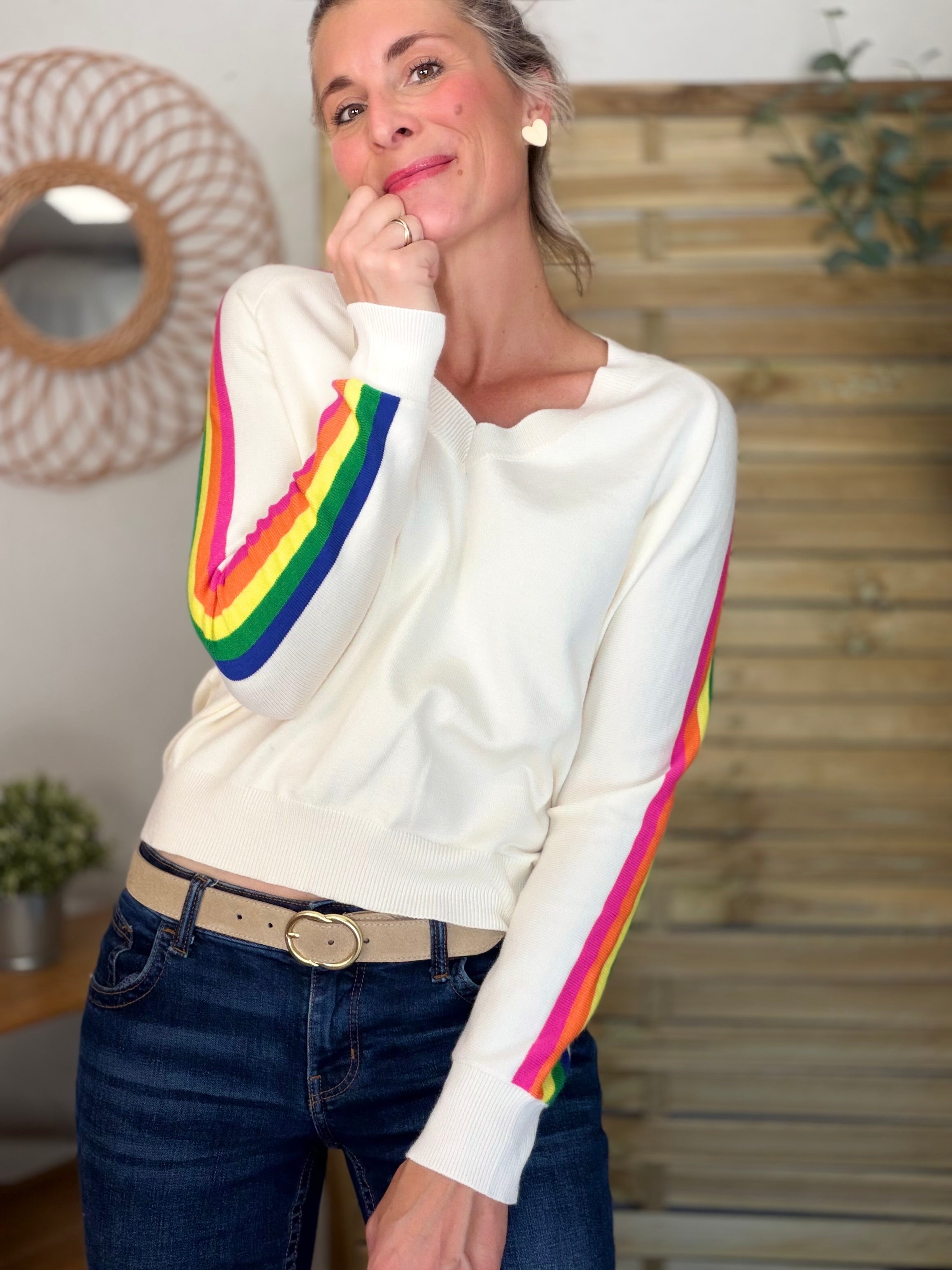 Pull avec bandes colorées, col V - RAINBOW 🌈 Écru