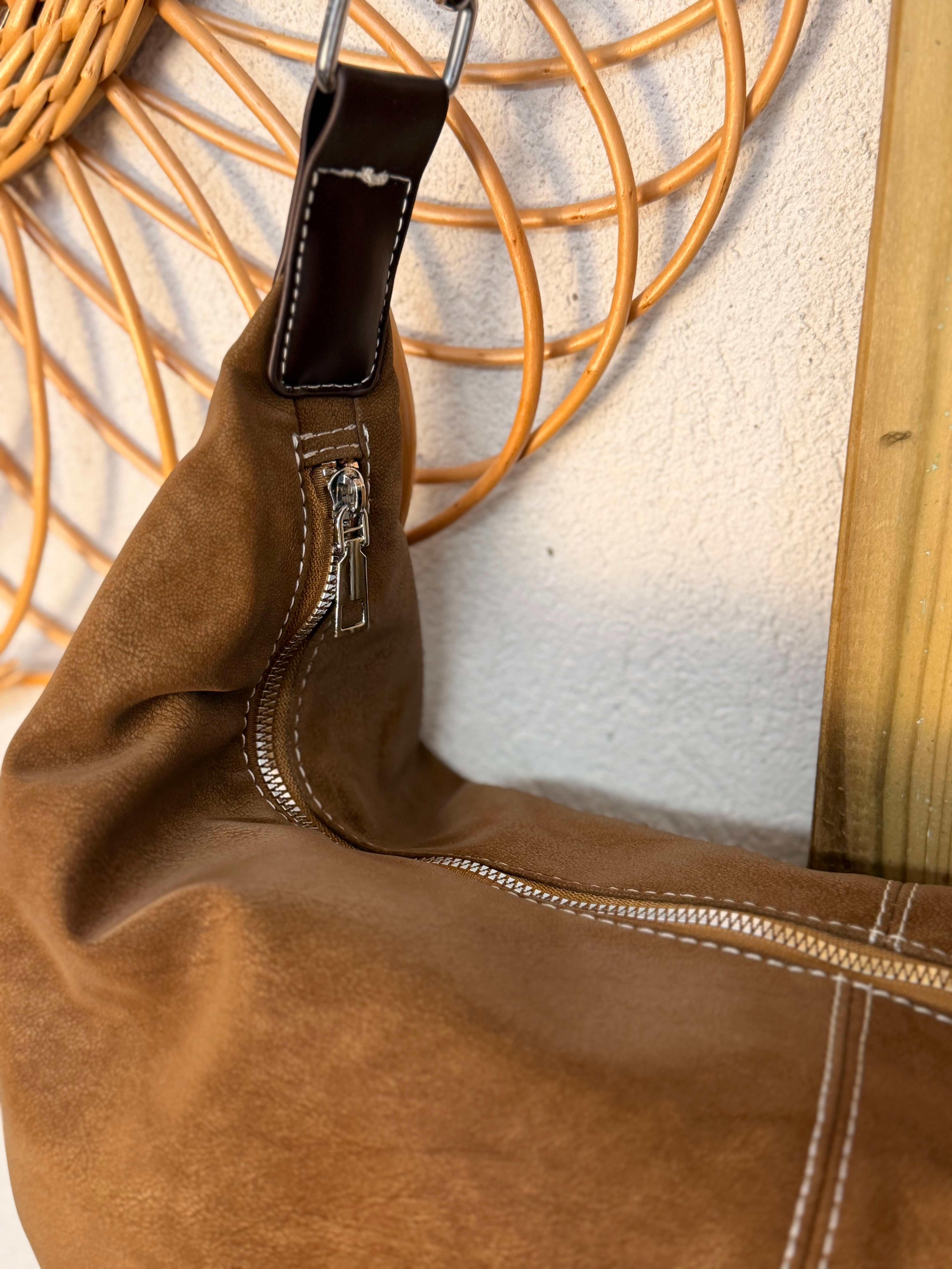 Sac besace XXL en simili cuir brossé - HAROLD Taupe