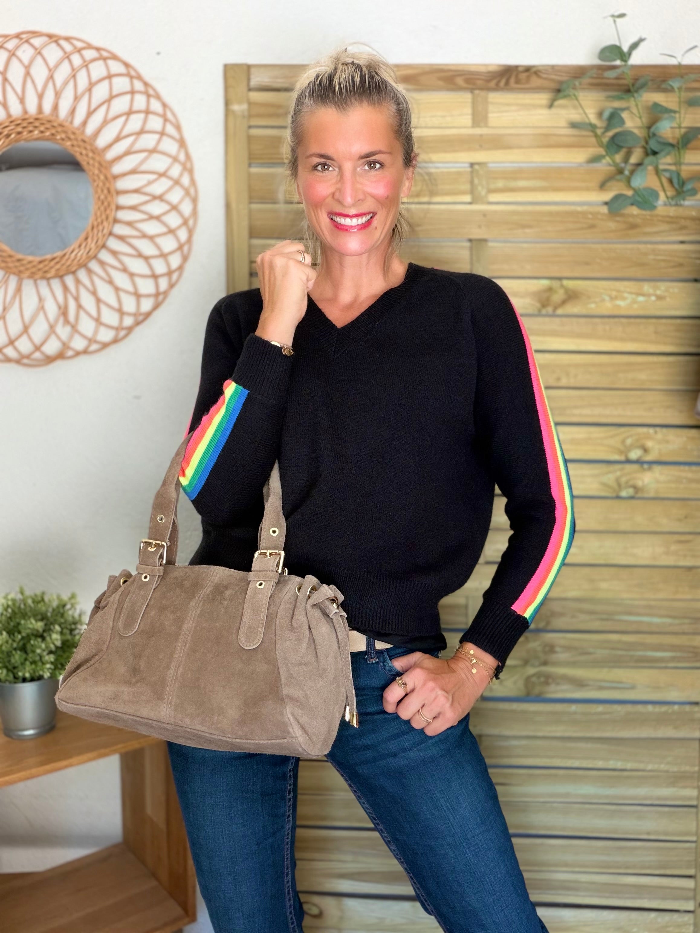 Pull épais avec bandes colorées, col V - RAINBOW 🌈 Noir - Winter 2026