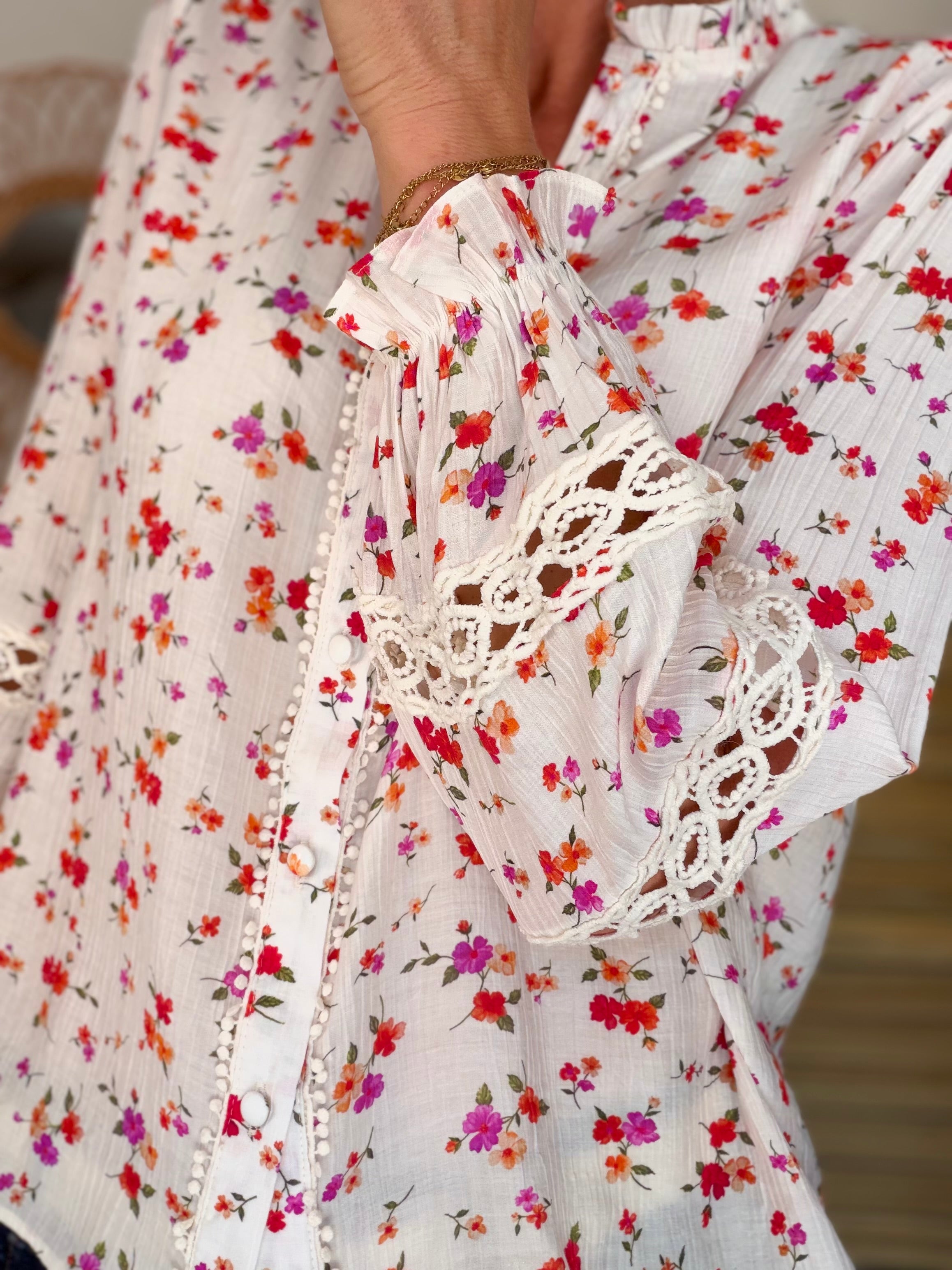 Blouse fleurie corail, manches ajourées SERVANE