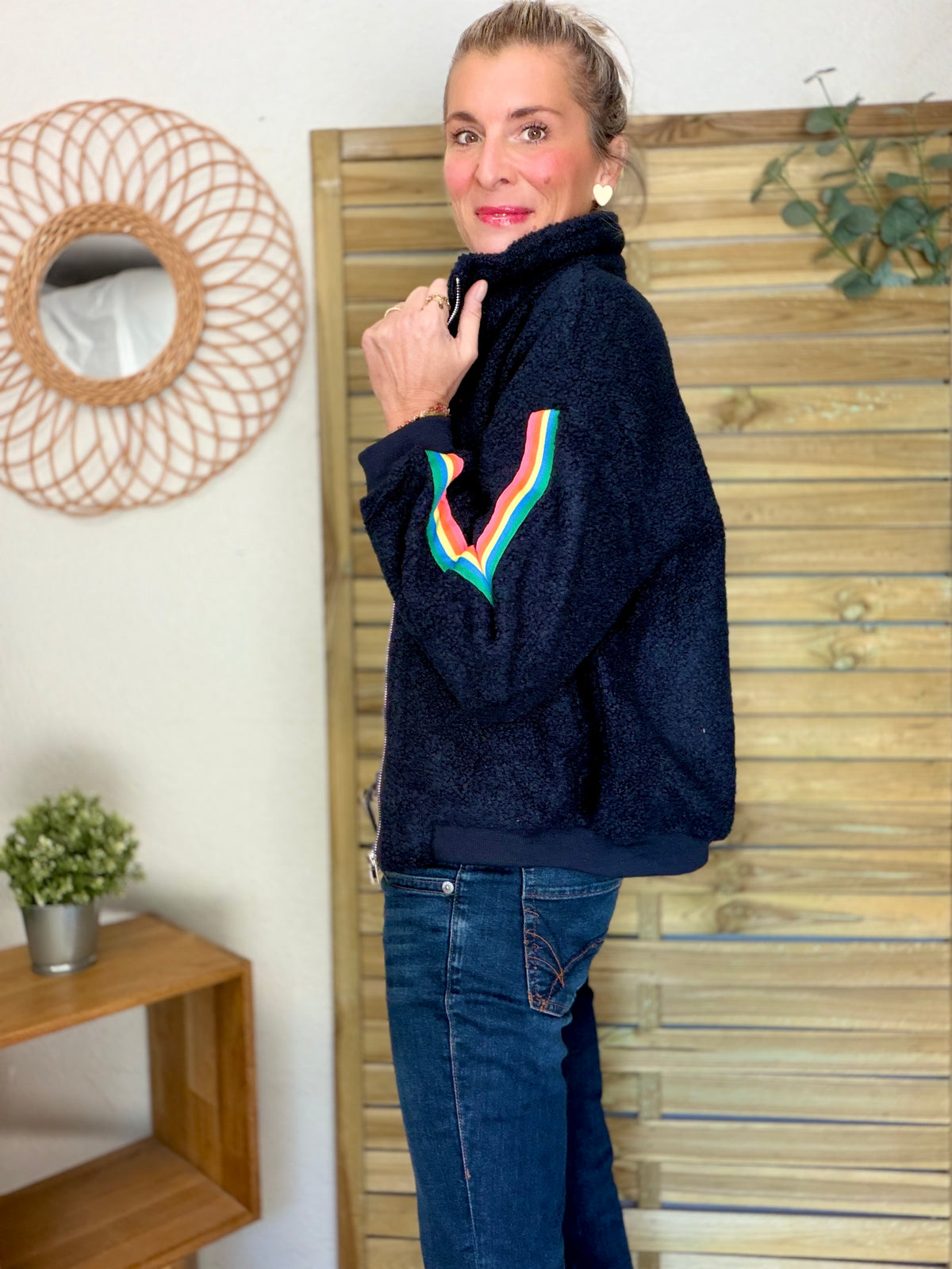 Veste Sherpa zippée bandes Arc-en-ciel CORALIE Bleu marine 🌈