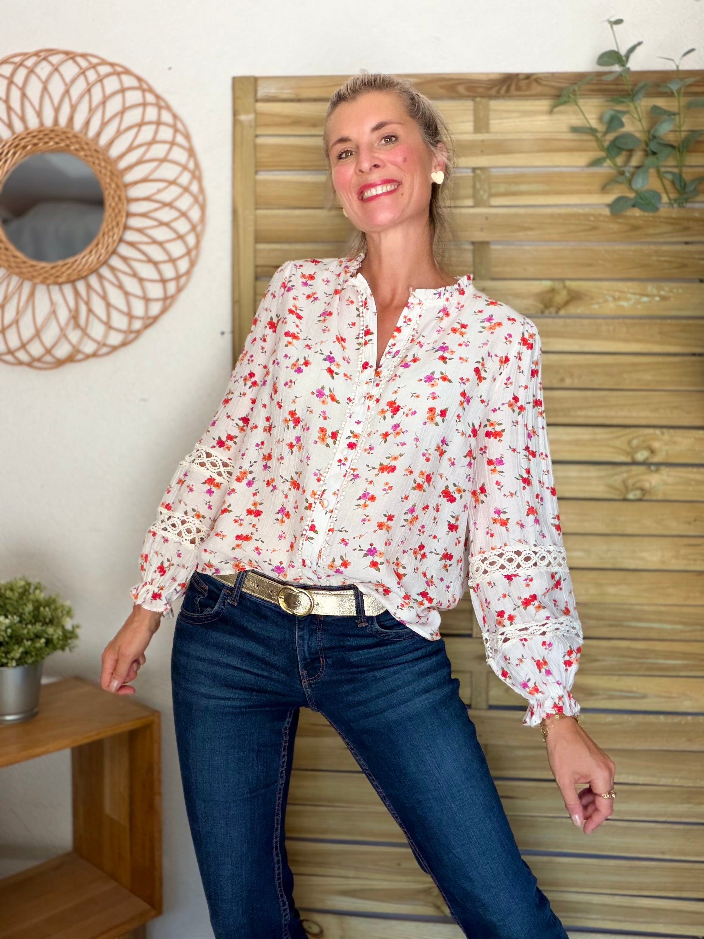 Blouse fleurie corail, manches ajourées SERVANE