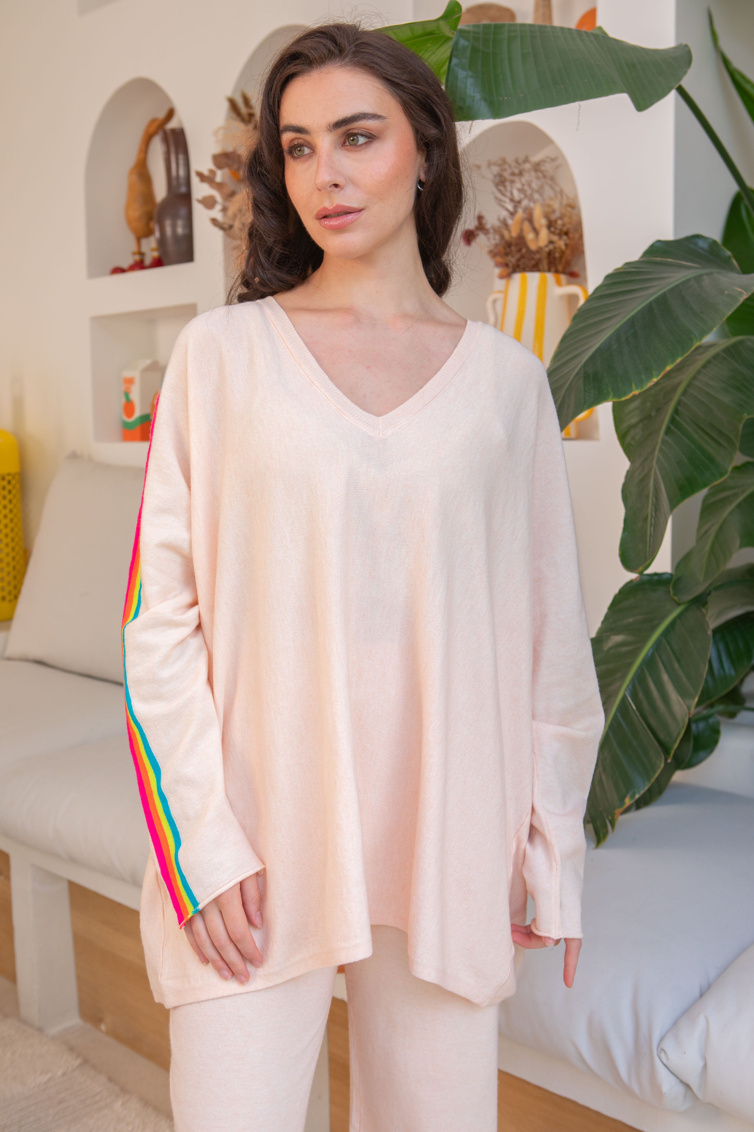 Pull fin avec bandes colorées, col V - RAINBOW OVERSIZE 🌈 Rose orangé