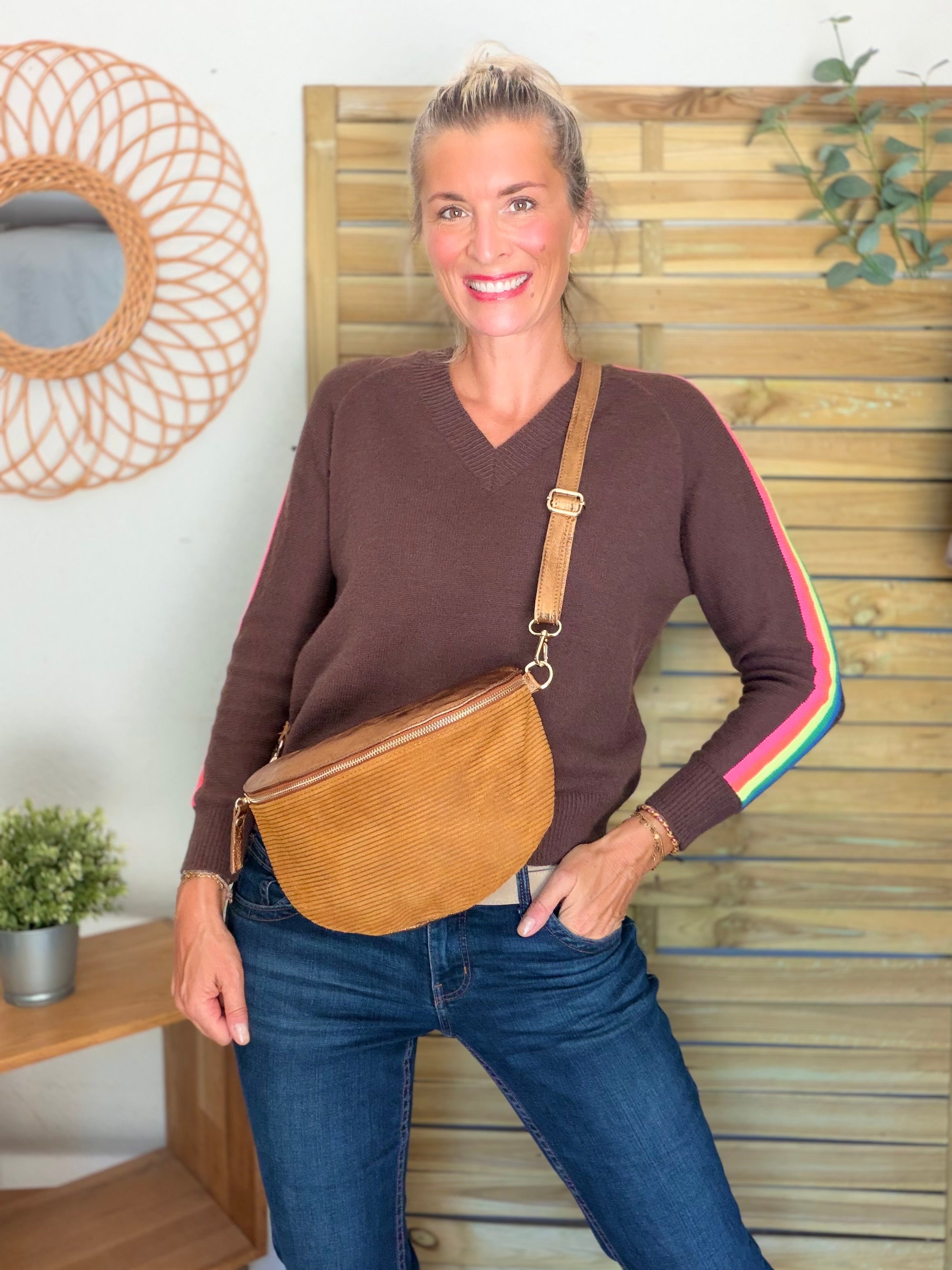 Pull épais avec bandes colorées, col V - RAINBOW 🌈 Chocolat - Winter 2026