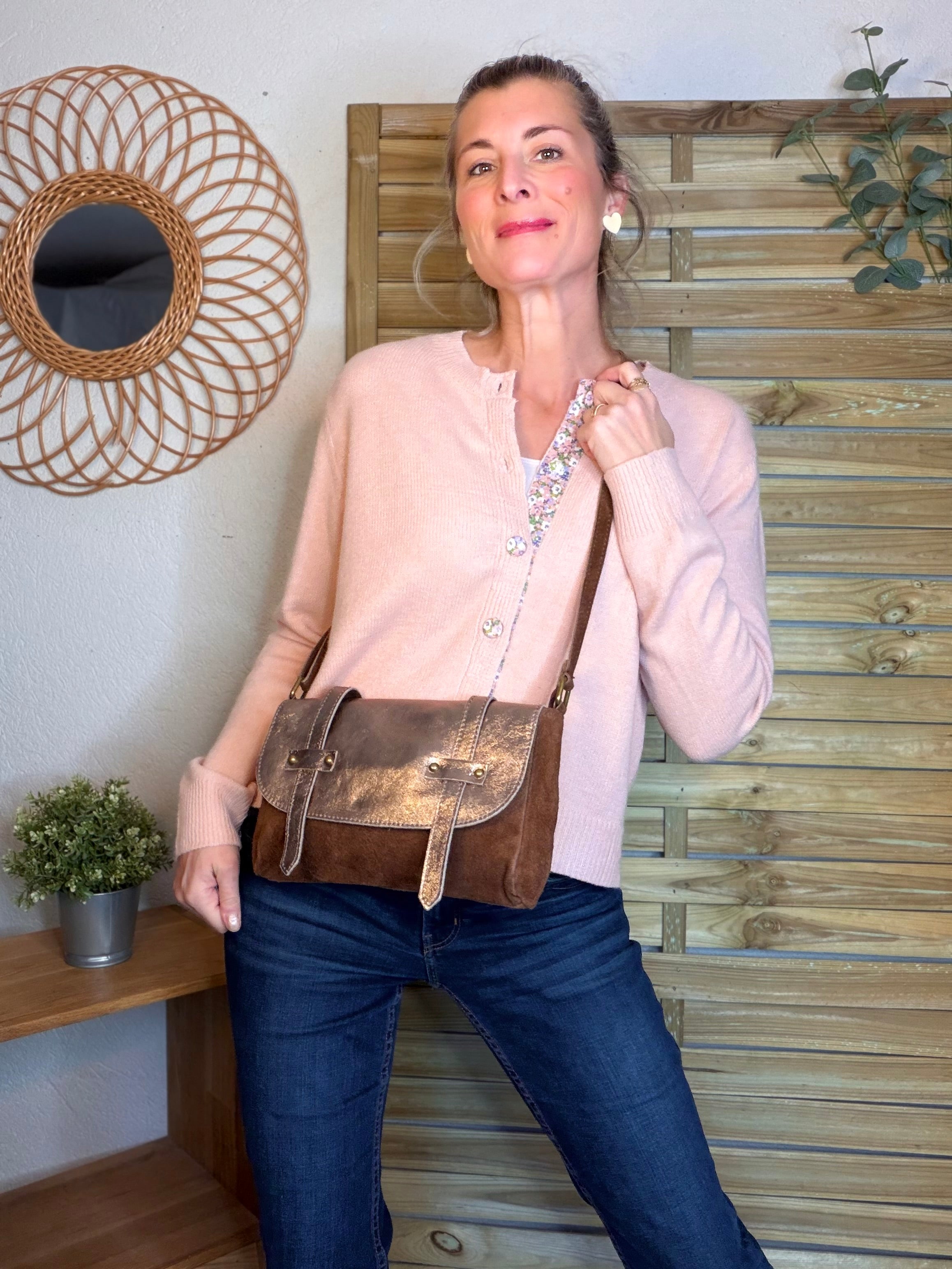 Sac bandoulière en cuir daim et irisé ESMÉE - Choco / Beige