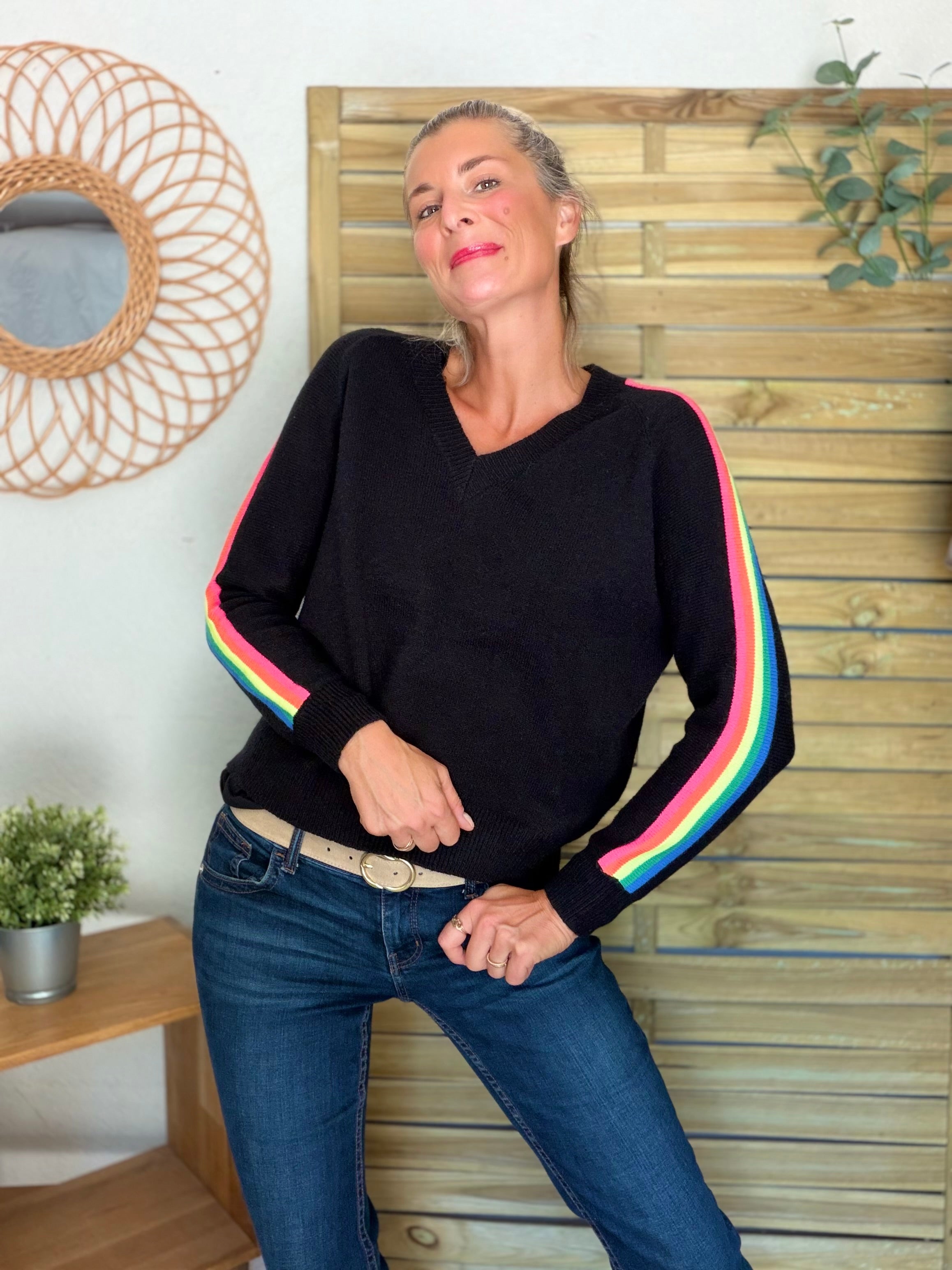 Pull épais avec bandes colorées, col V - RAINBOW 🌈 Noir - Winter 2026