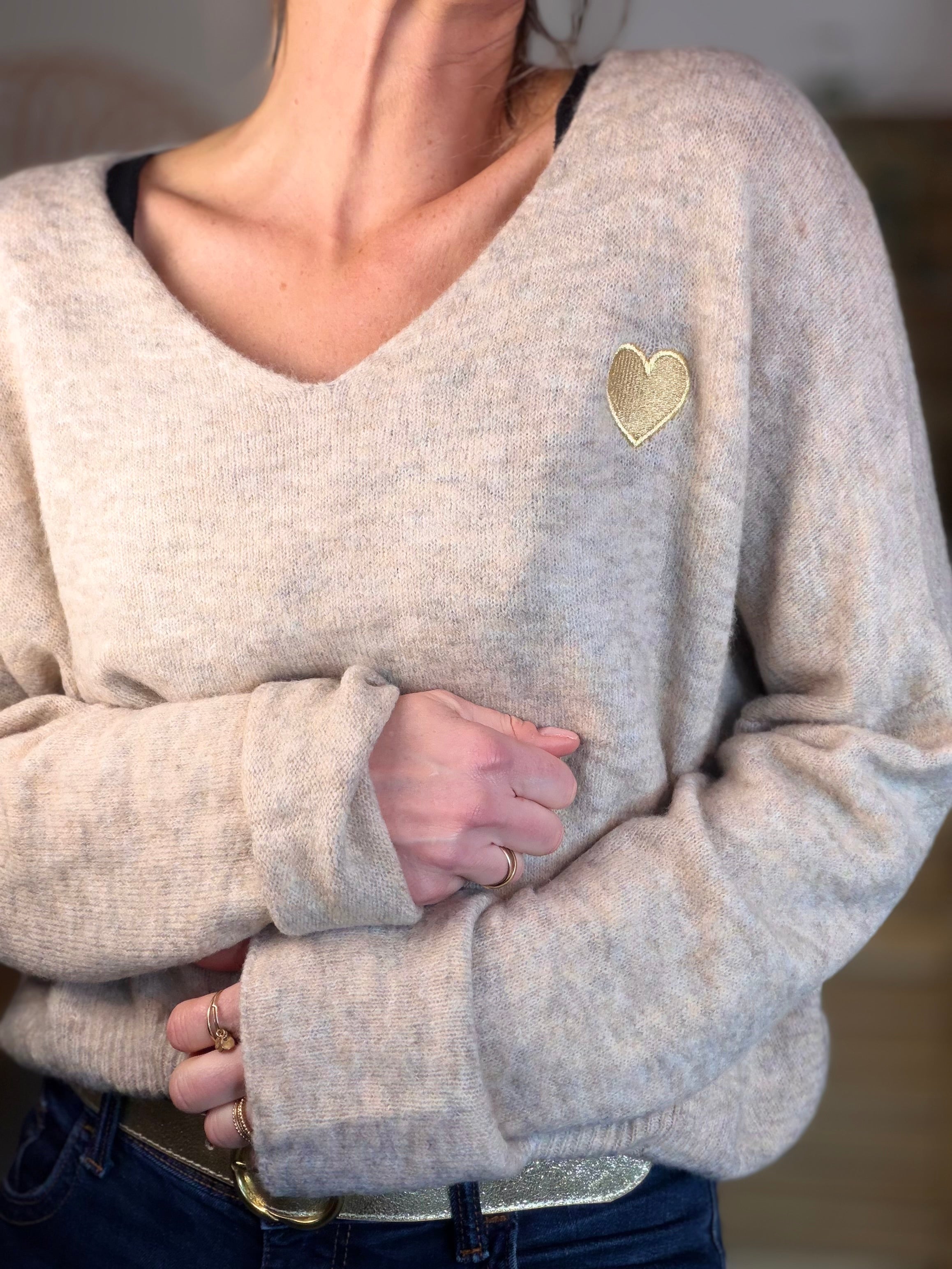 Pull léger en maille col V cœur doré brodé 💛 MELINA - beige chiné