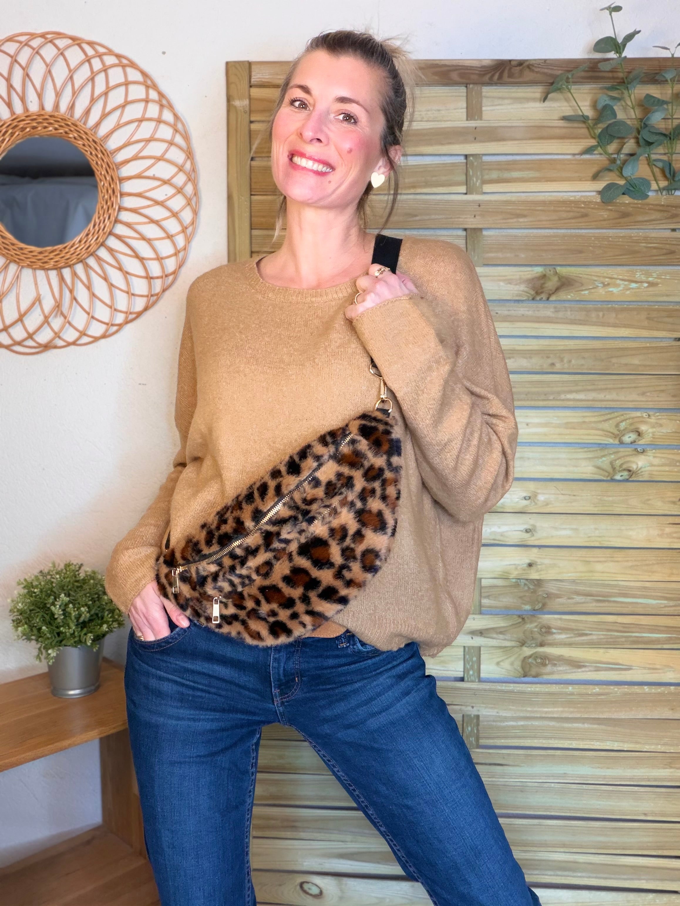 Sac banane L avec poche zippée avant, fourrure Léo Camel - STACEY 🐆
