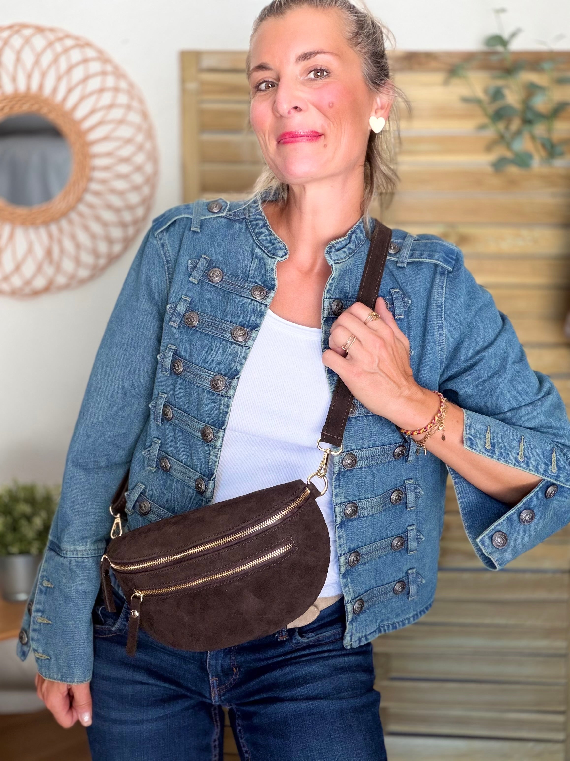 Sac banane en croûte de cuir + poche avant ALISON - Chocolat