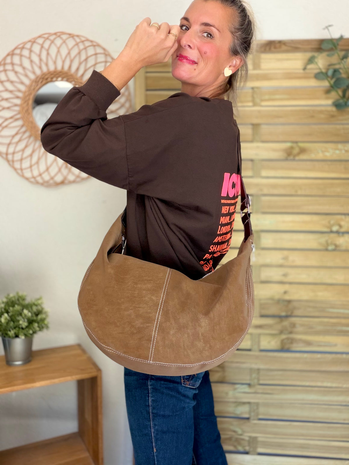 Sac besace XXL en simili cuir brossé - HAROLD Taupe