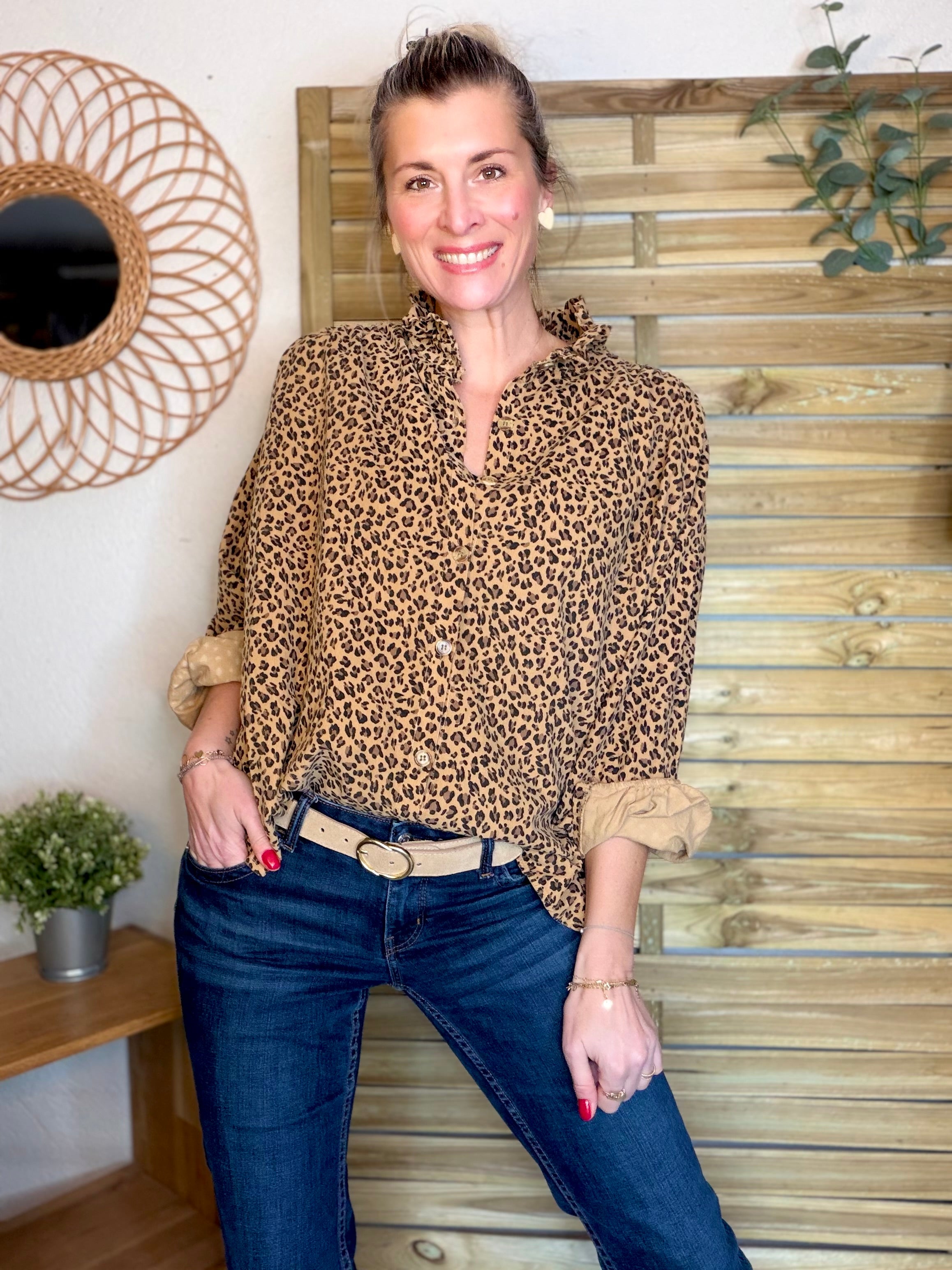 Chemise en velours côtelé fin coton, col volanté FRIDA - Léo camel 🐆
