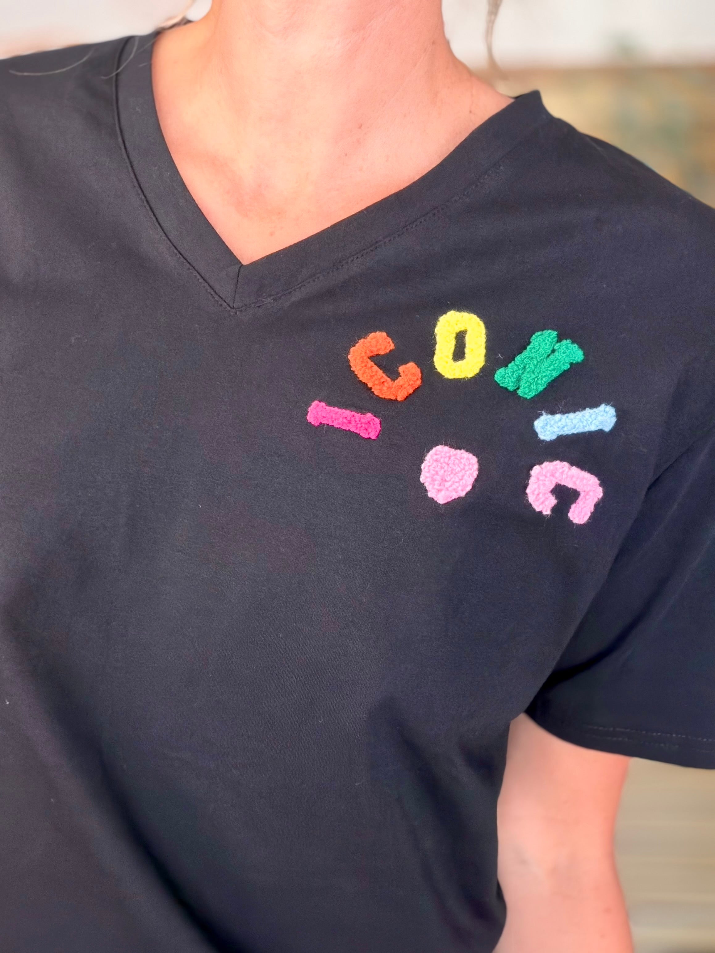 Tee shirt col V ICONIC club multicolore CARO - Noir