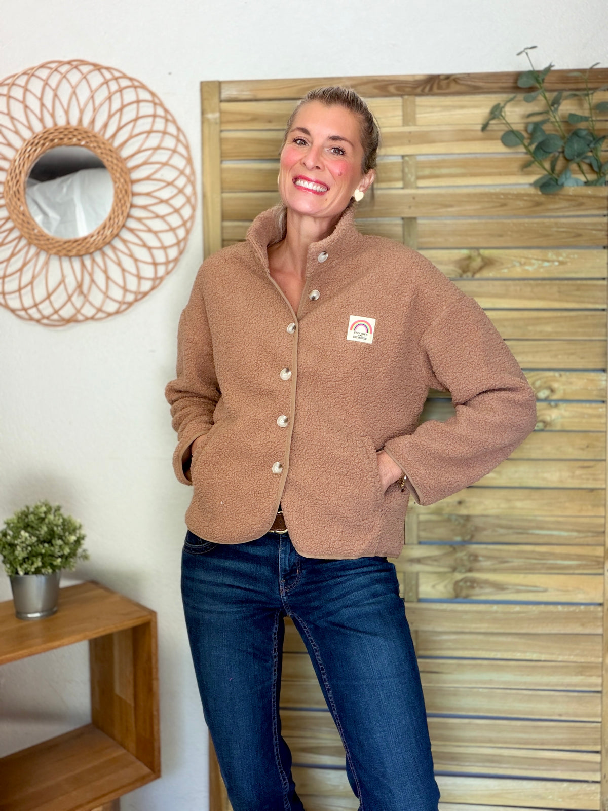 Veste Sherpa boutonnée écusson Arc-en-ciel ÉNORA Taupe rosé