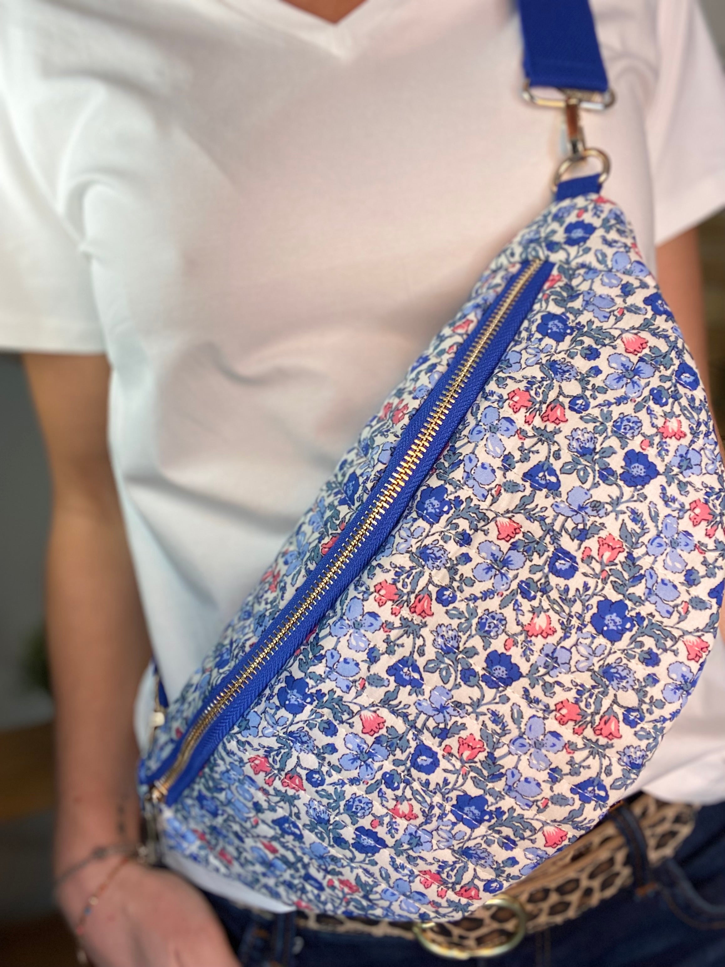 Sac banane XL - IVY - Bleu fleuri matelassé (20 coloris)