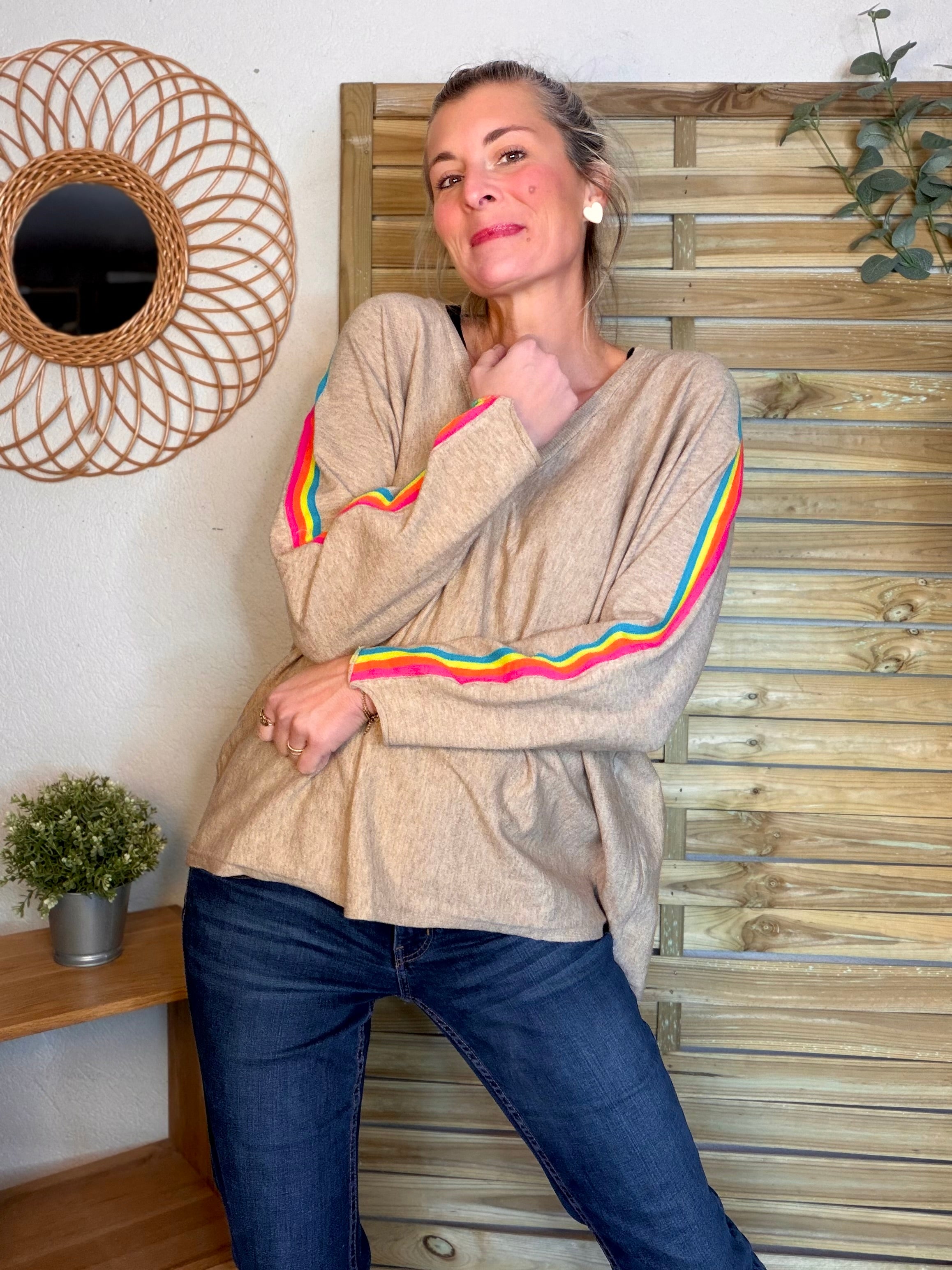 Pull fin avec bandes colorées, col V - RAINBOW OVERSIZE 🌈 Taupe