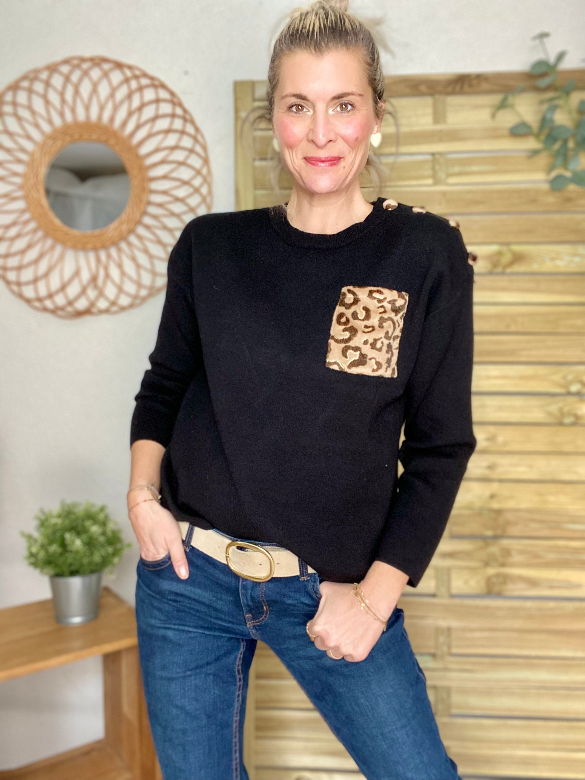 Pull avec poche et boutons Léo 🐆 ISAURE - Noir