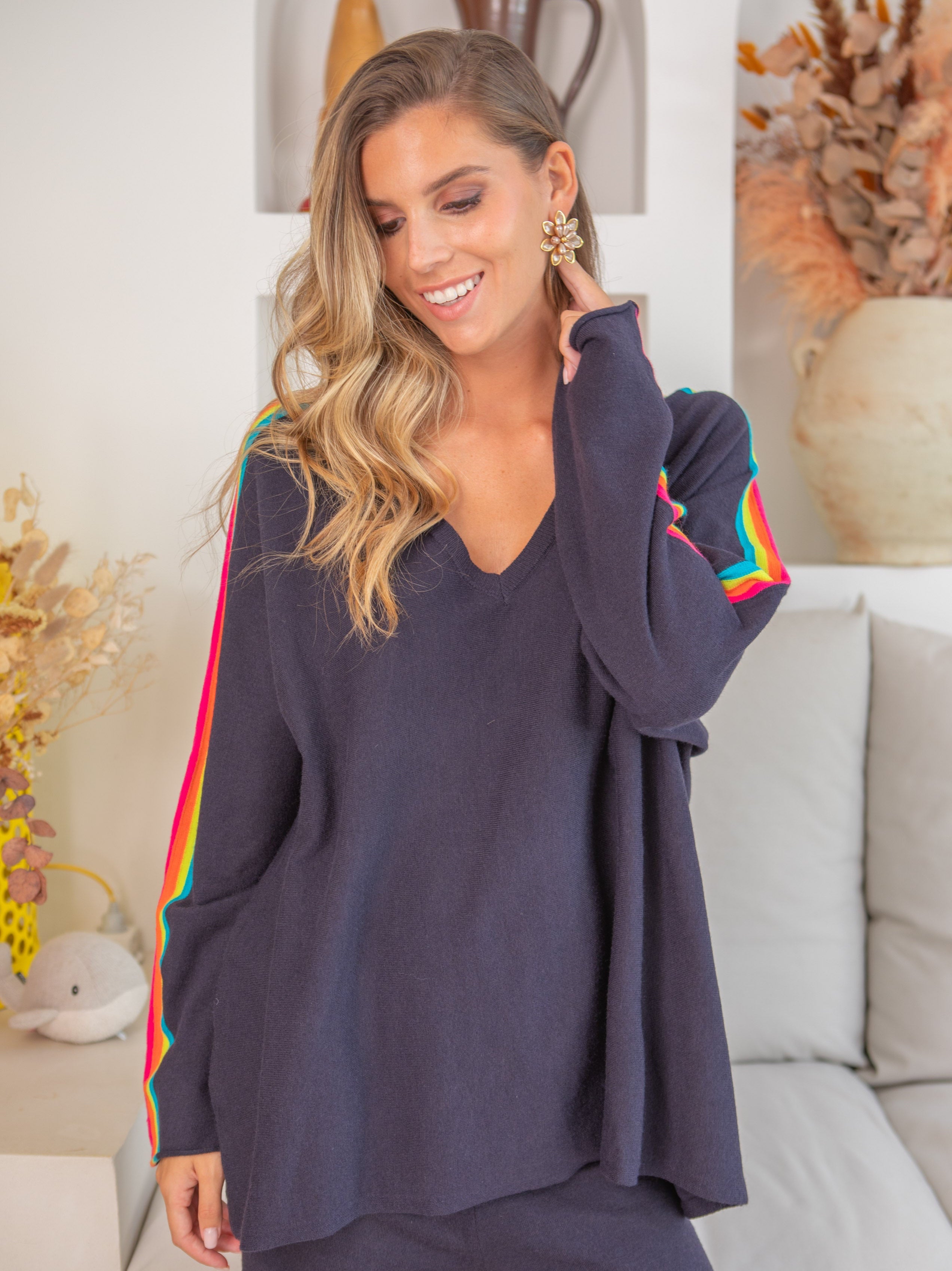 Pull fin avec bandes colorées, col V - RAINBOW OVERSIZE 🌈 Bleu marine