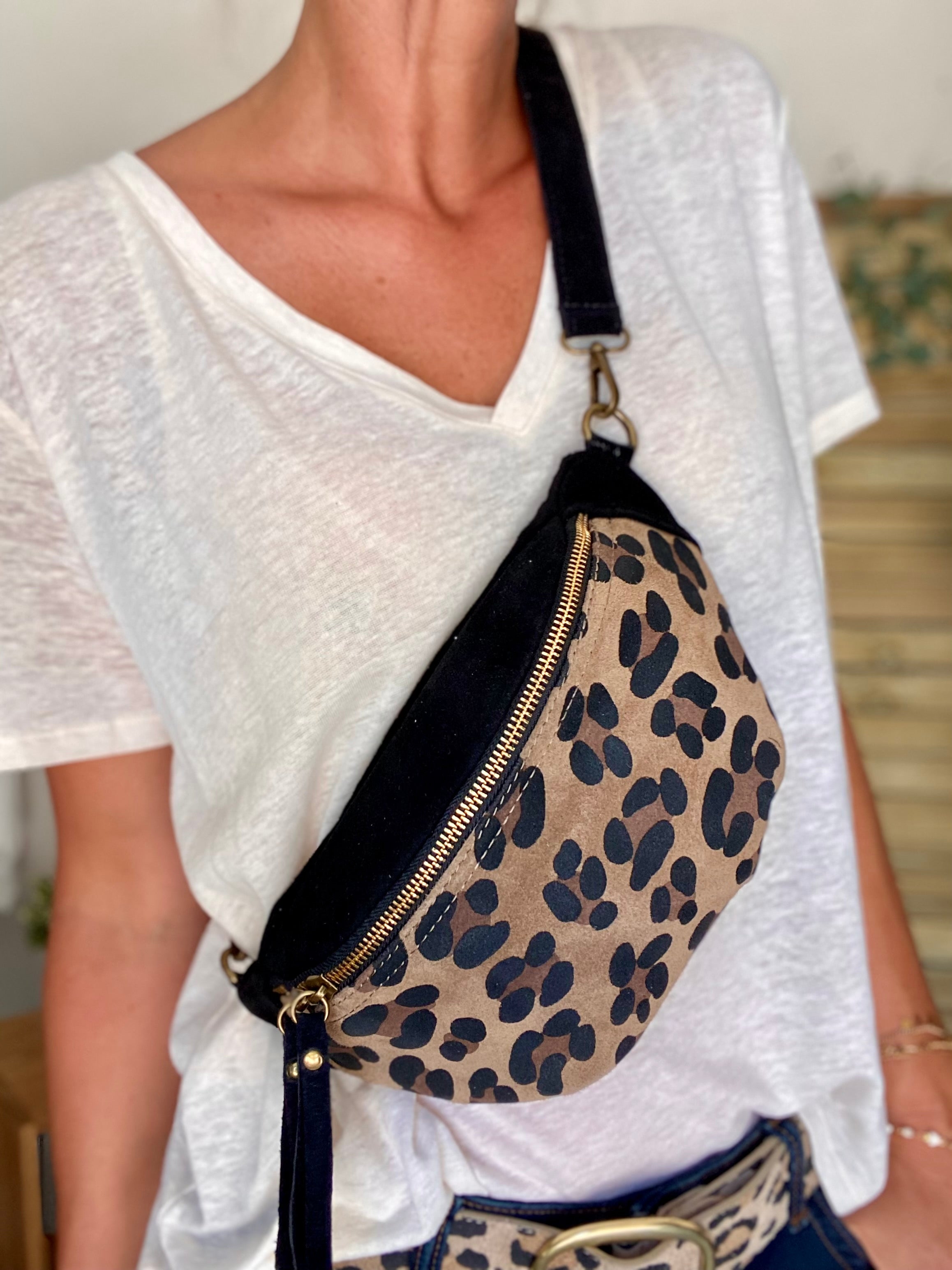 Sac banane en cuir irisé ou daim et velours léo - IRISS - Léo Noir (sans poche avant)