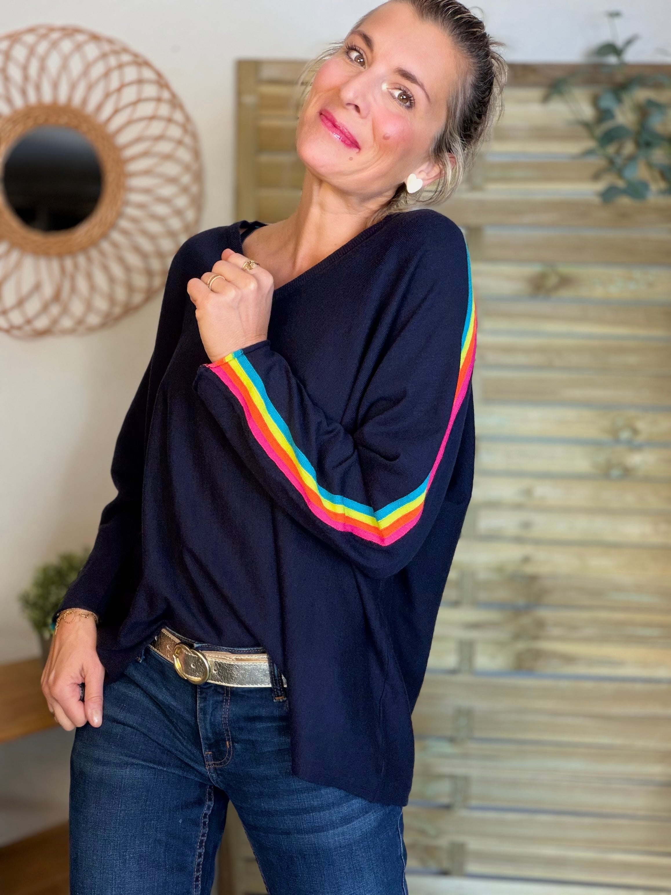 Pull fin avec bandes colorées, col V - RAINBOW OVERSIZE 🌈 Bleu marine