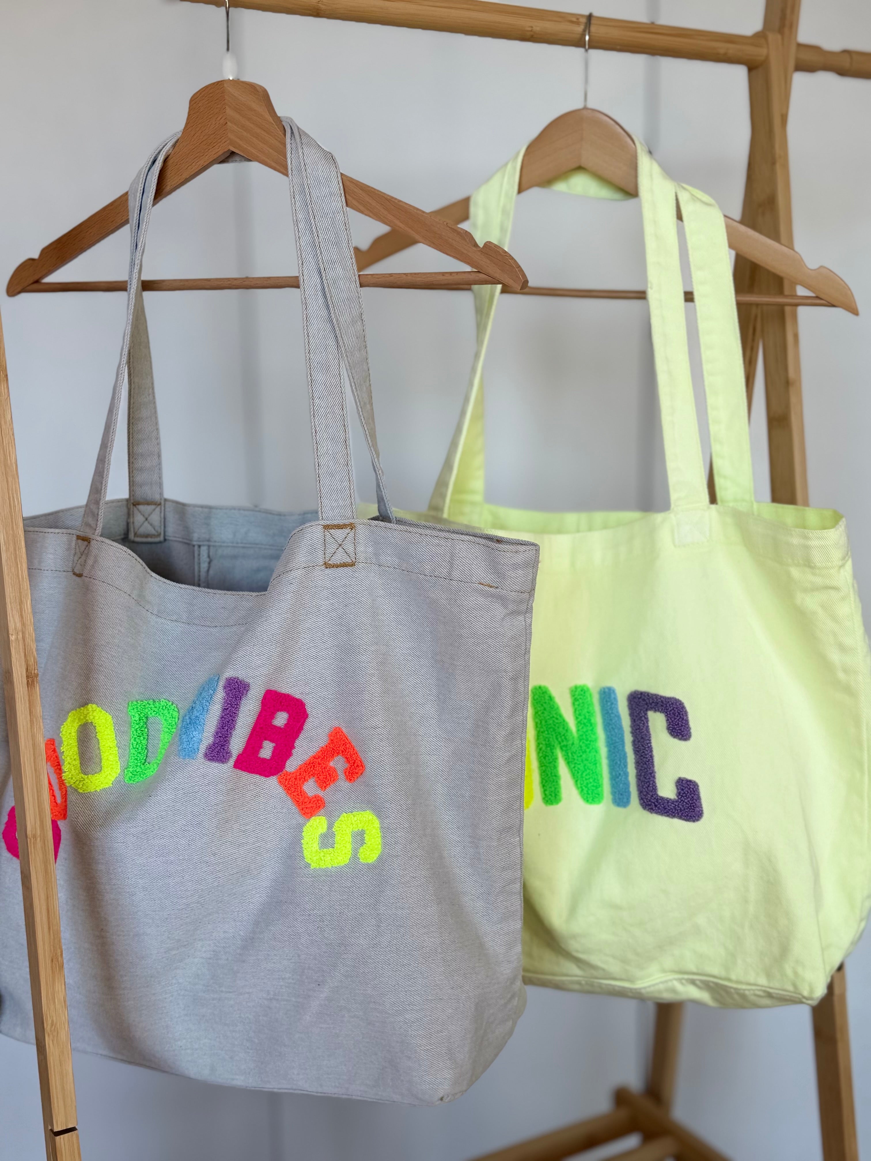 Grand cabas Tote bag GOOD VIBES Jean bleu delavé VANINA