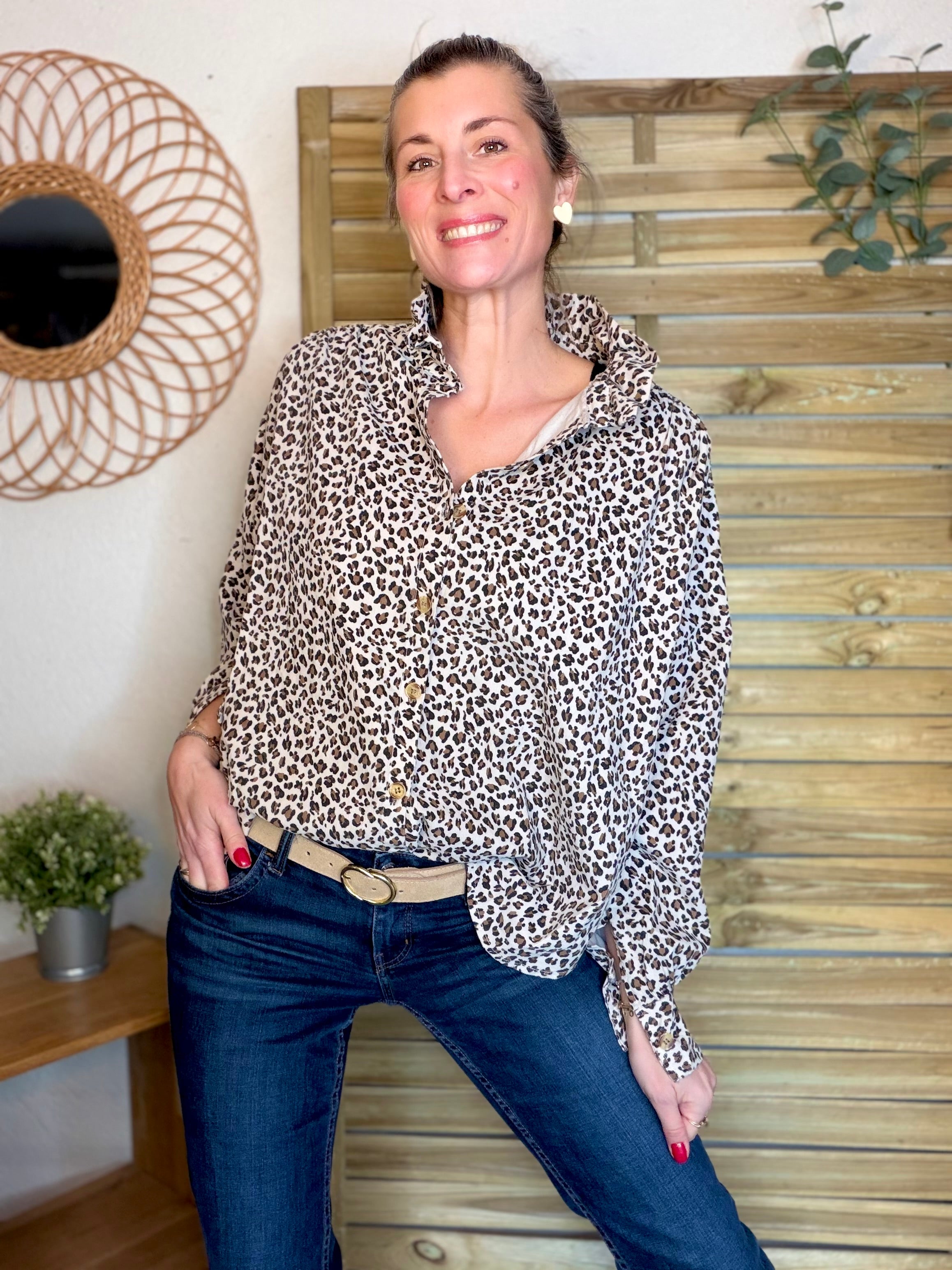 Chemise en velours côtelé fin coton, col volanté FRIDA - Léo beige 🐆