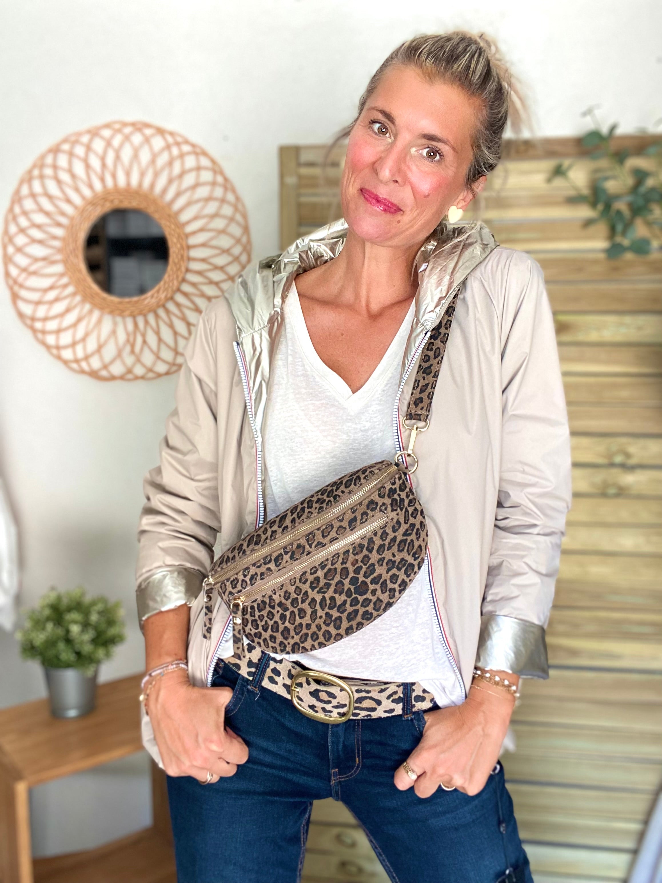 Sac banane en croûte de cuir Léo + poche avant ALISON - Léo taupe choco