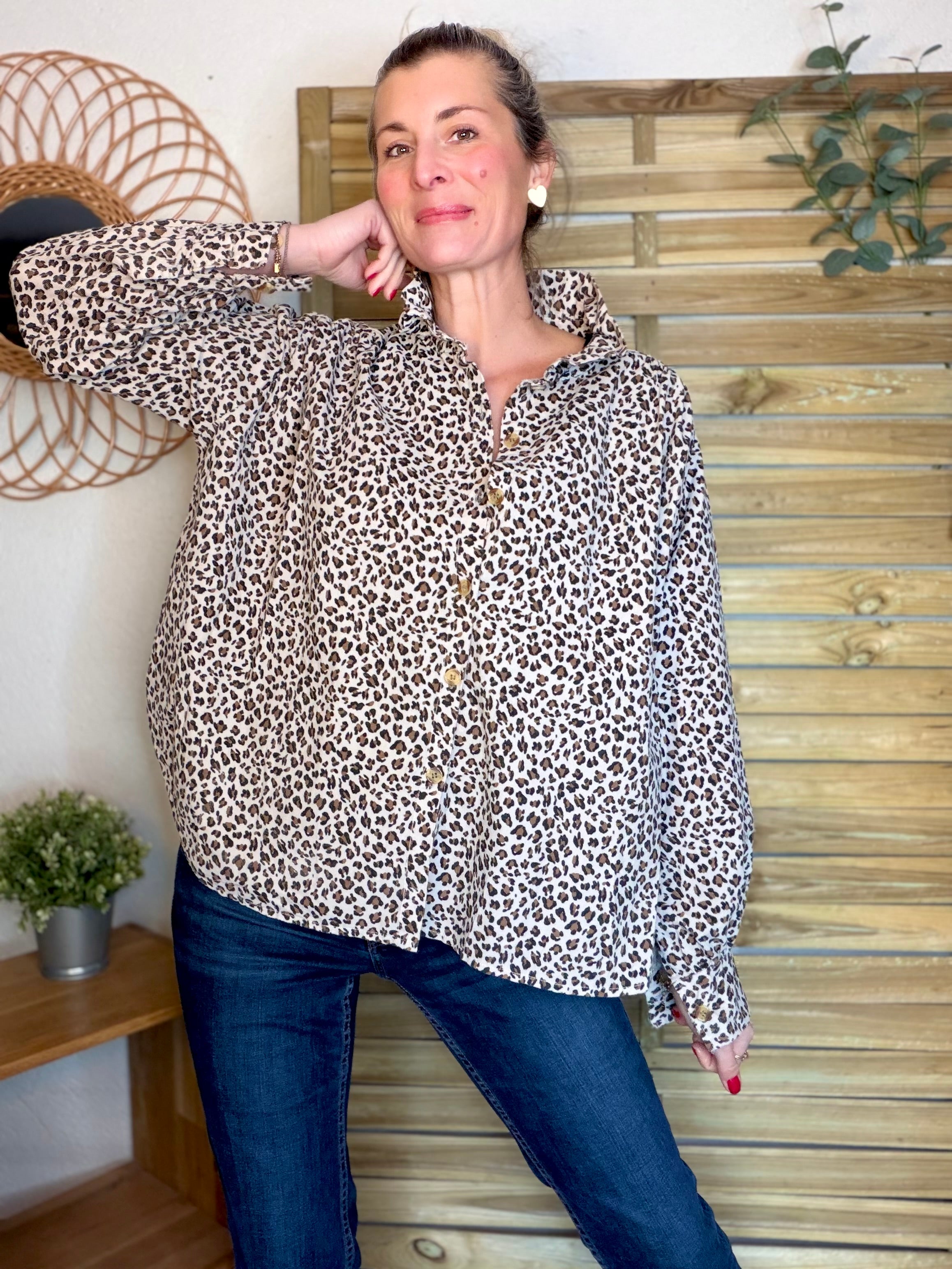Chemise en velours côtelé fin coton, col volanté FRIDA - Léo beige 🐆