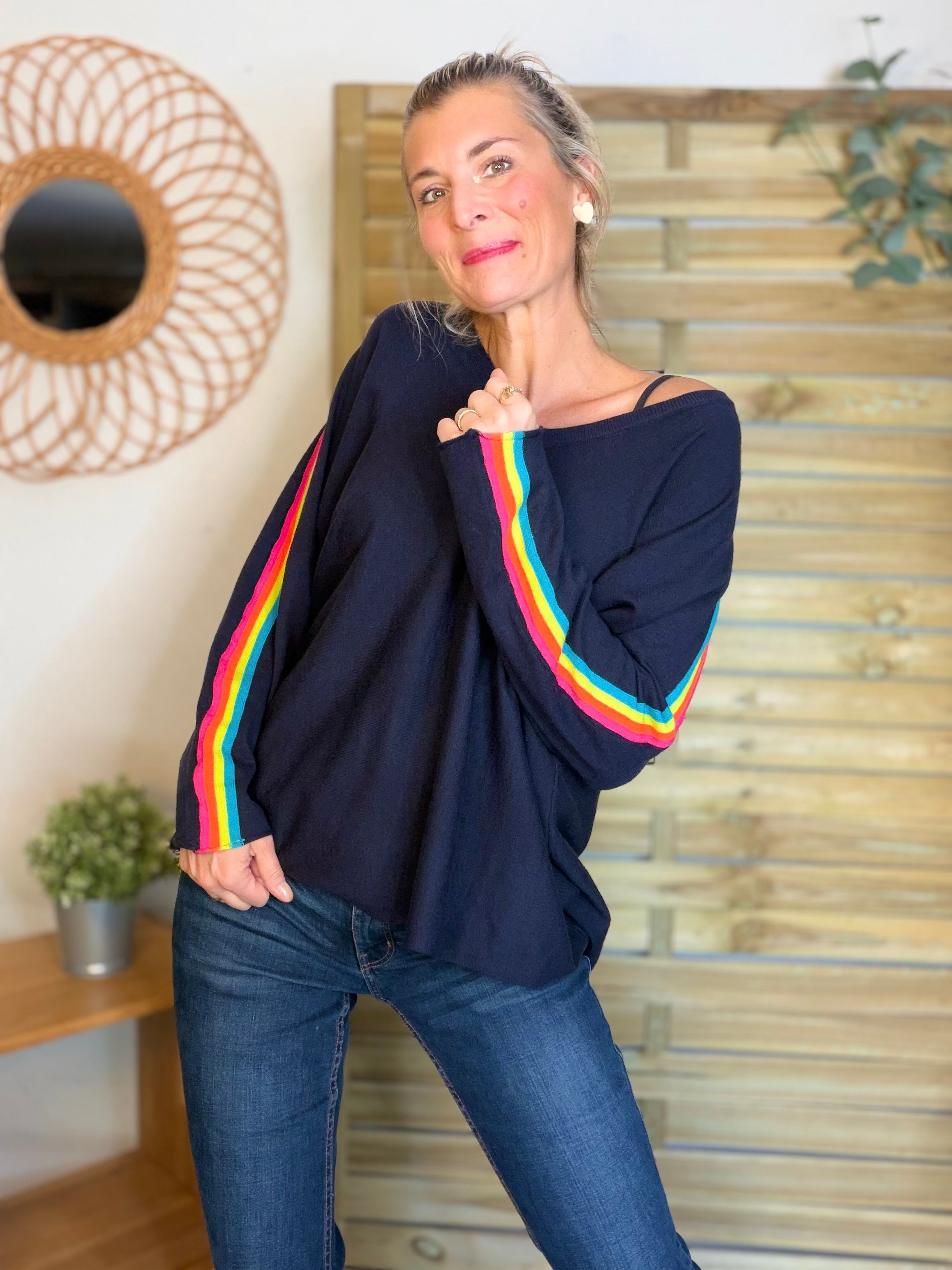 Pull fin avec bandes colorées, col V - RAINBOW OVERSIZE 🌈 Bleu marine