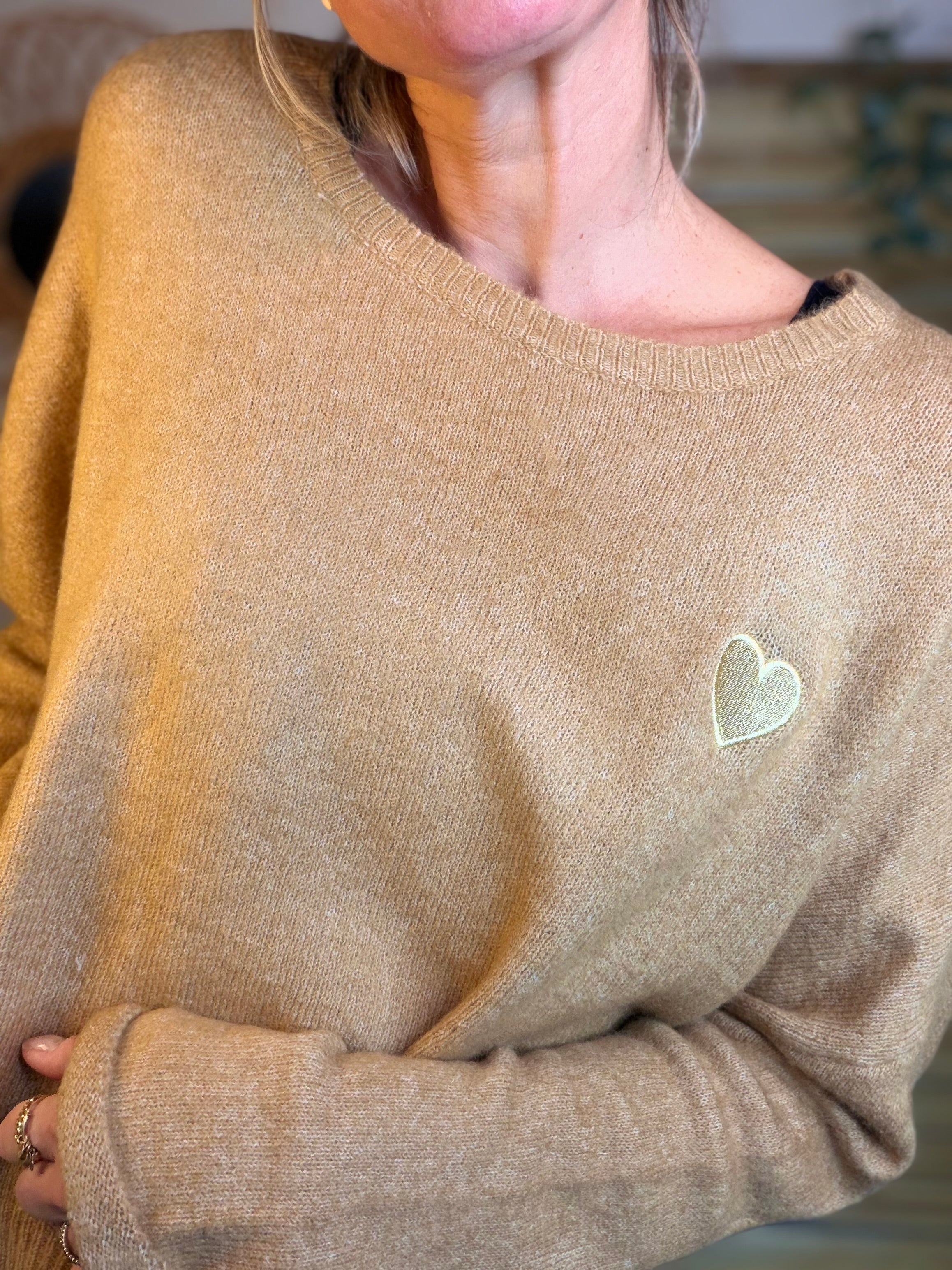 Pull léger en maille cœur doré brodé 💛 MELISSA - Camel