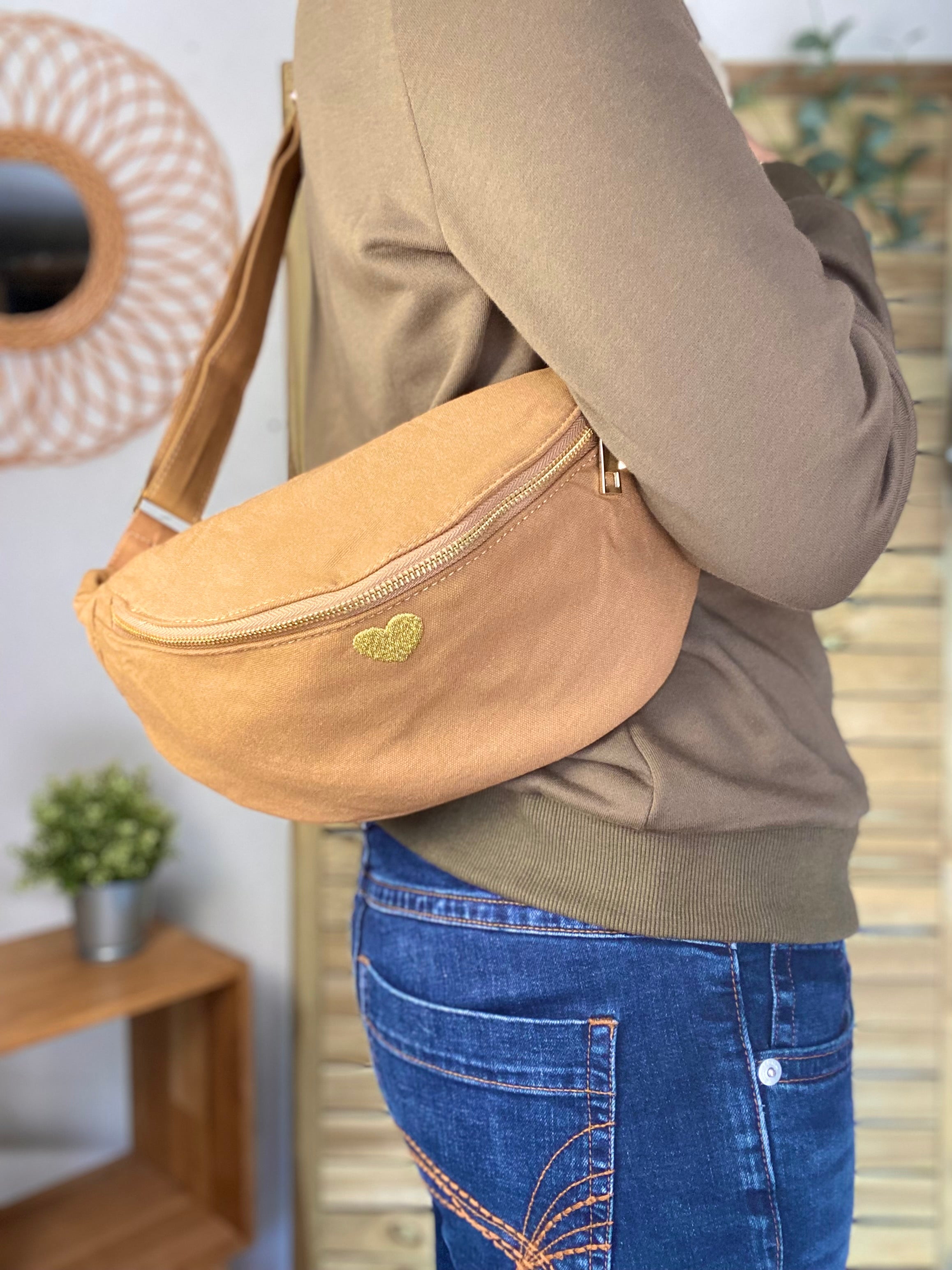 Sac banane en coton Coeur brodé 💛 CASSIDY - Camel