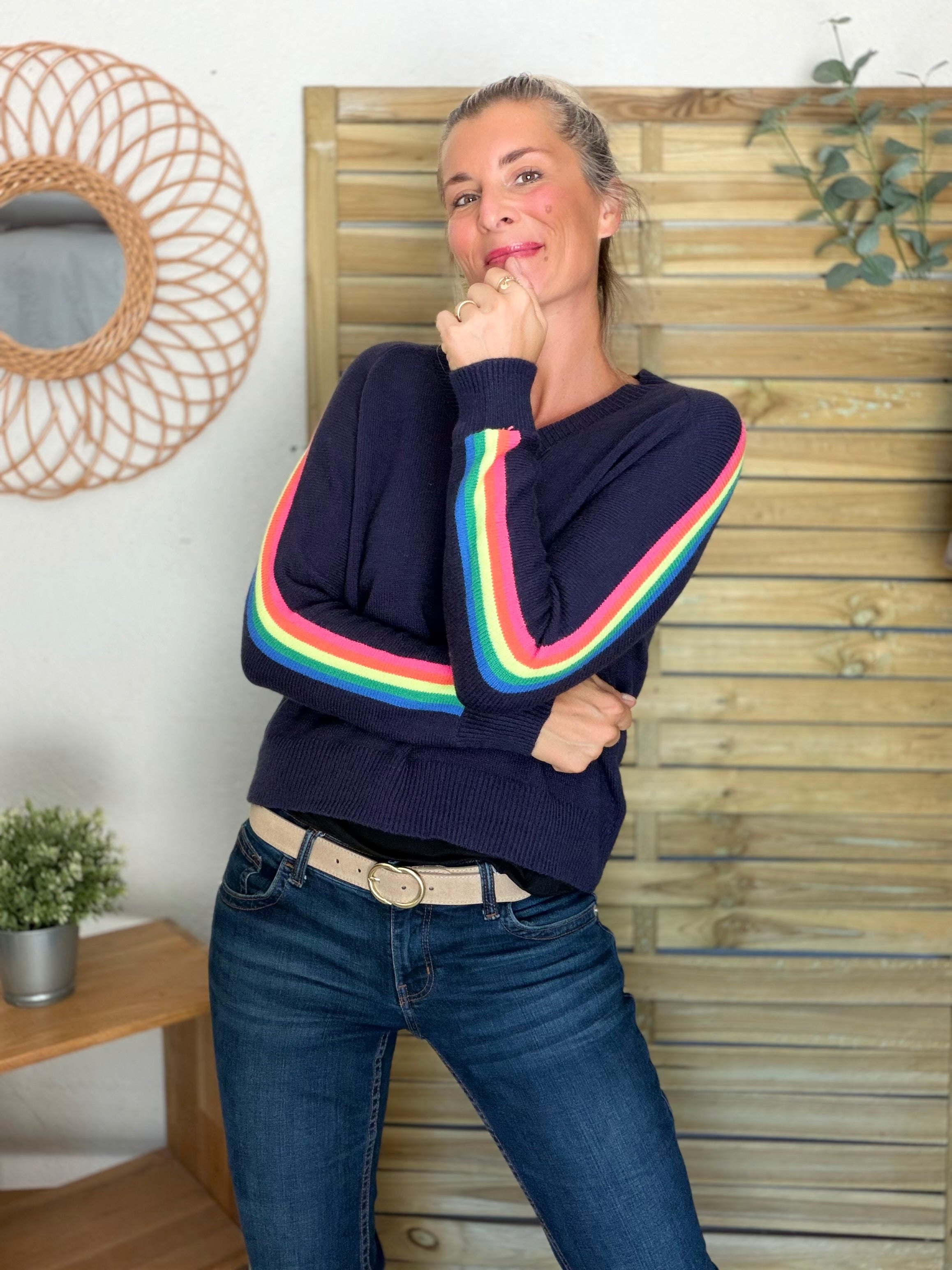 Pull épais avec bandes colorées, col V - RAINBOW 🌈 Bleu marine - Winter 2026