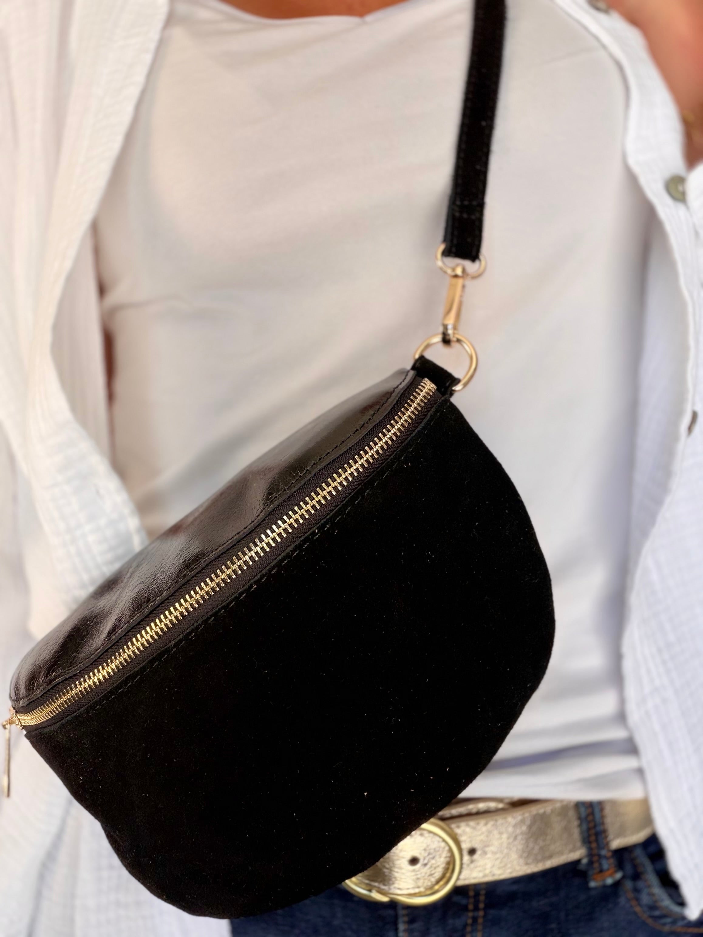 Sac banane M bi-matière en cuir irisé et velours 24cm - POLLY- Noir