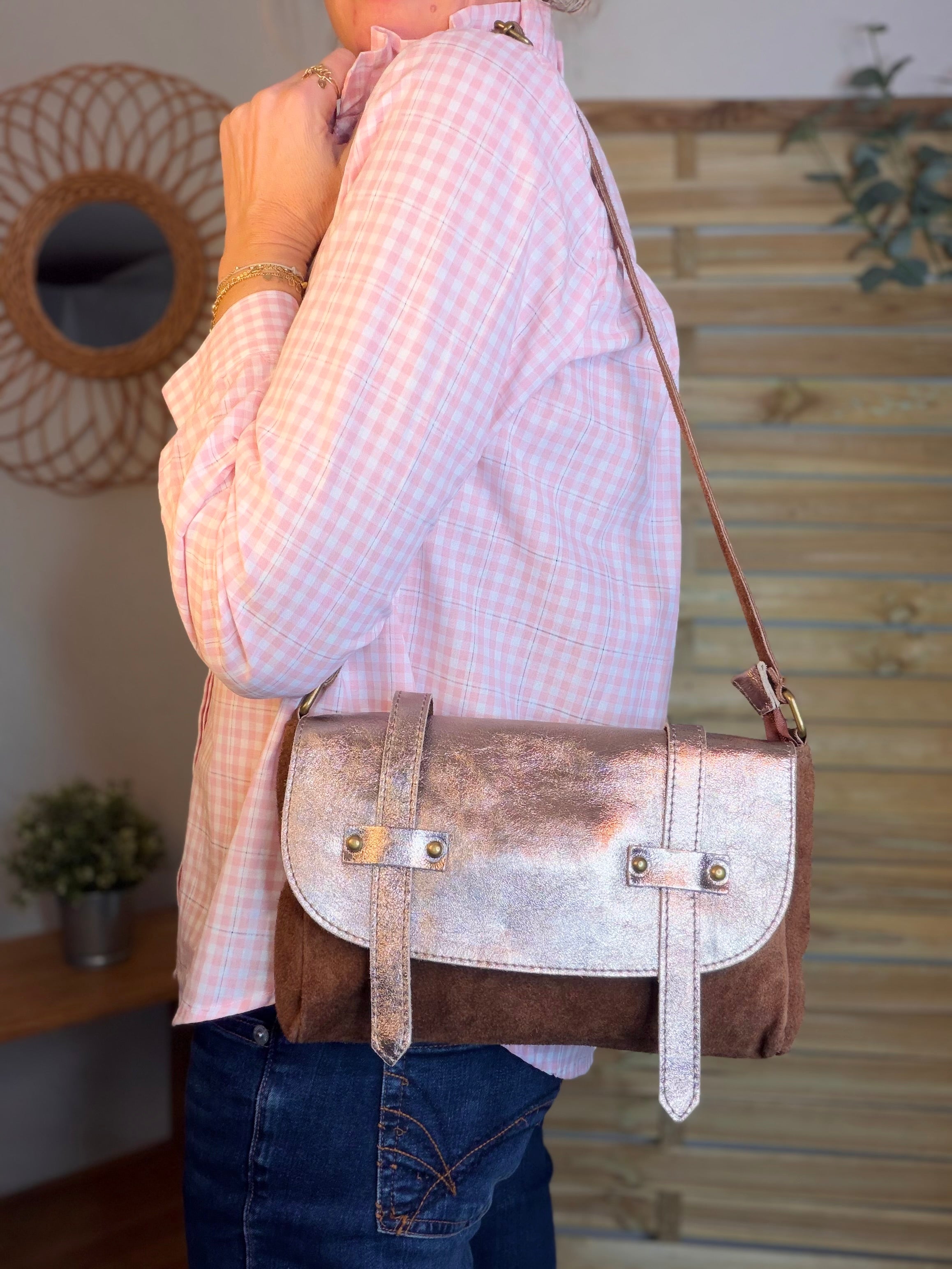 Sac bandoulière en cuir daim et irisé ESMÉE - Choco / Beige