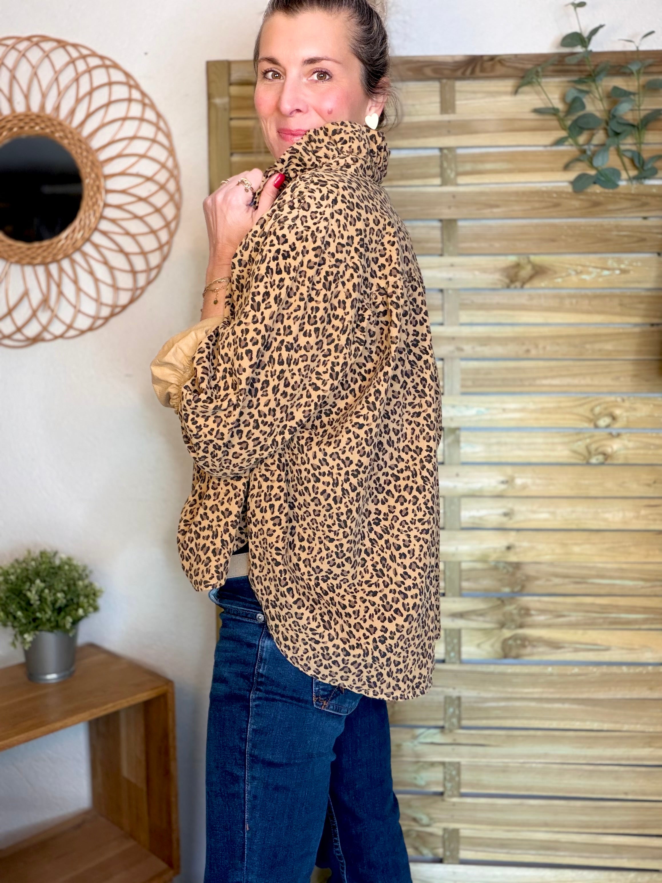 Chemise en velours côtelé fin coton, col volanté FRIDA - Léo camel 🐆