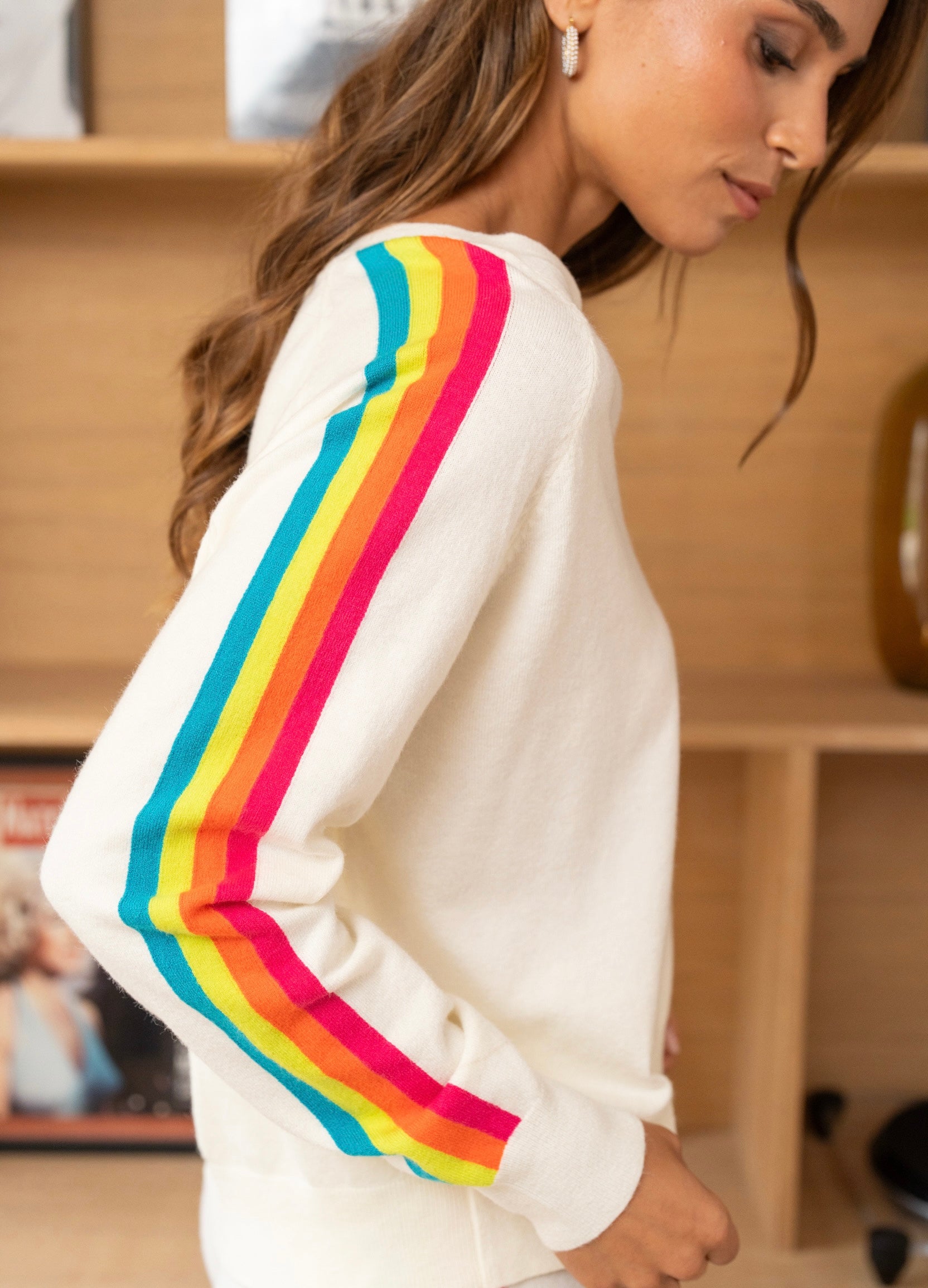 Pull fin avec bandes colorées, col V - RAINBOW 🌈 Écru